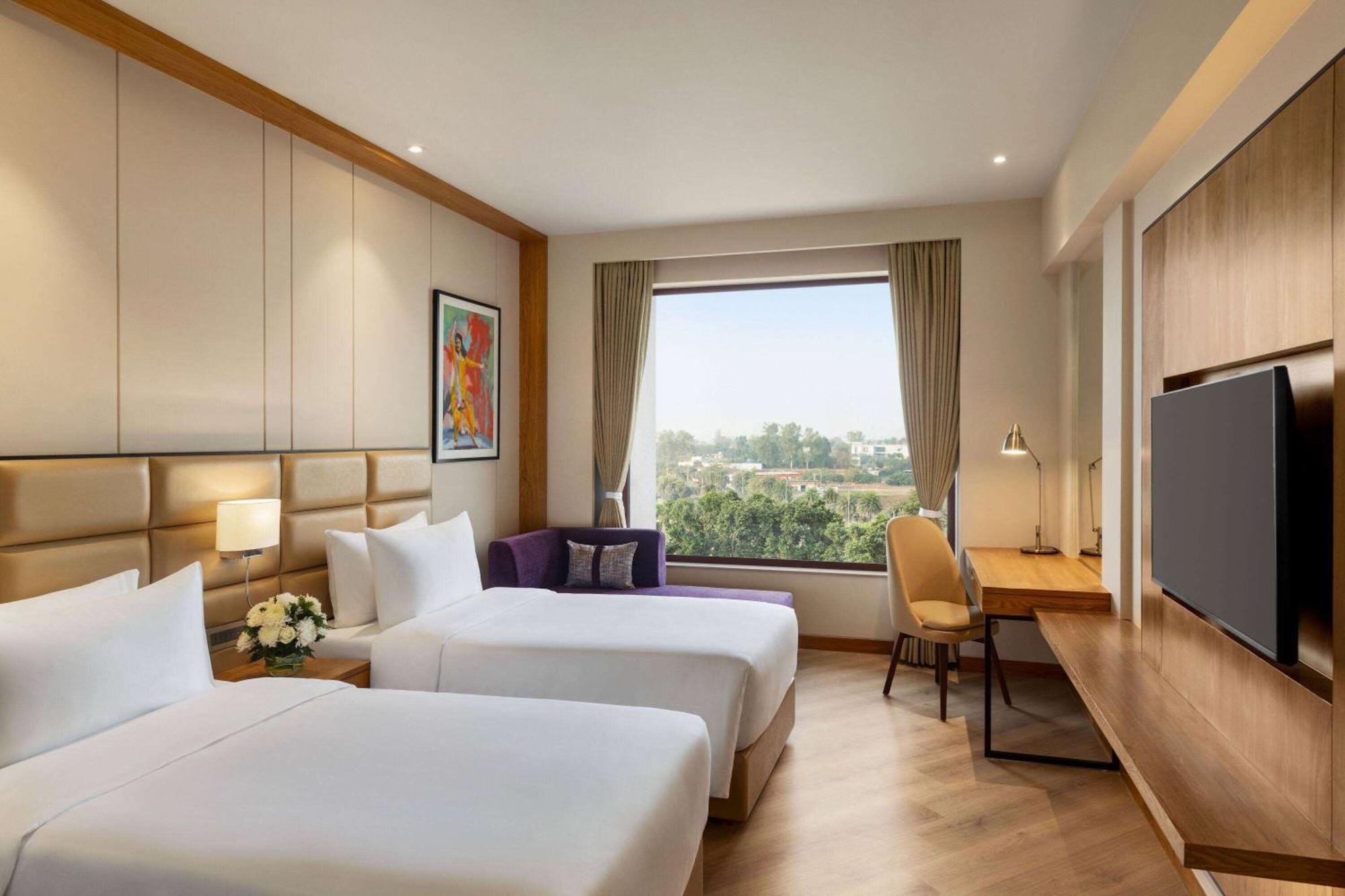 Deluxe Twin Room with Two Single Beds and City View