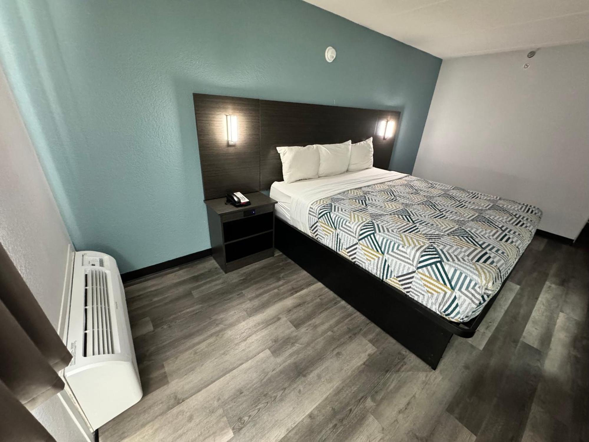 Deluxe King Room - Non-Smoking