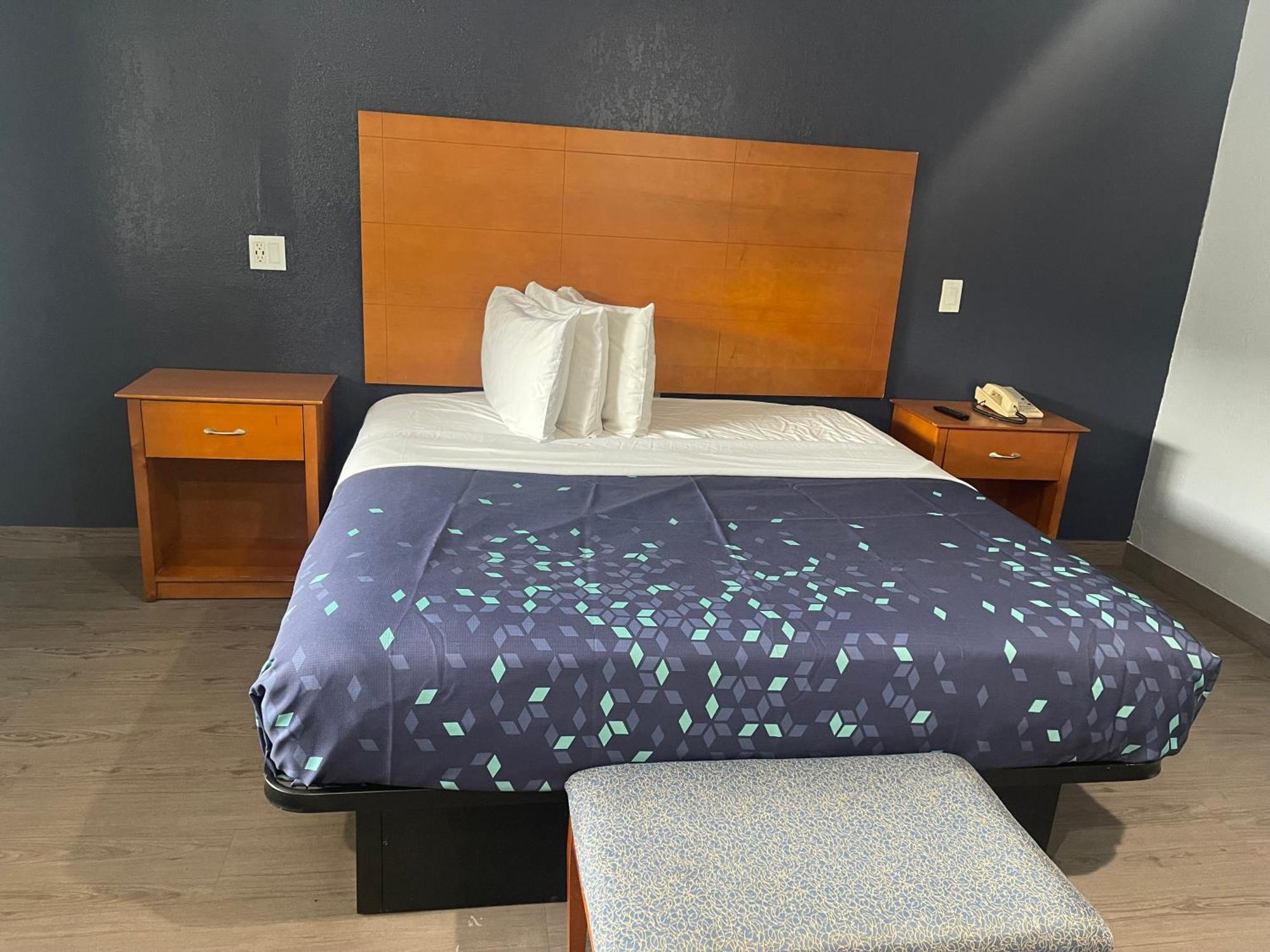 1 King Bed Non Smoking