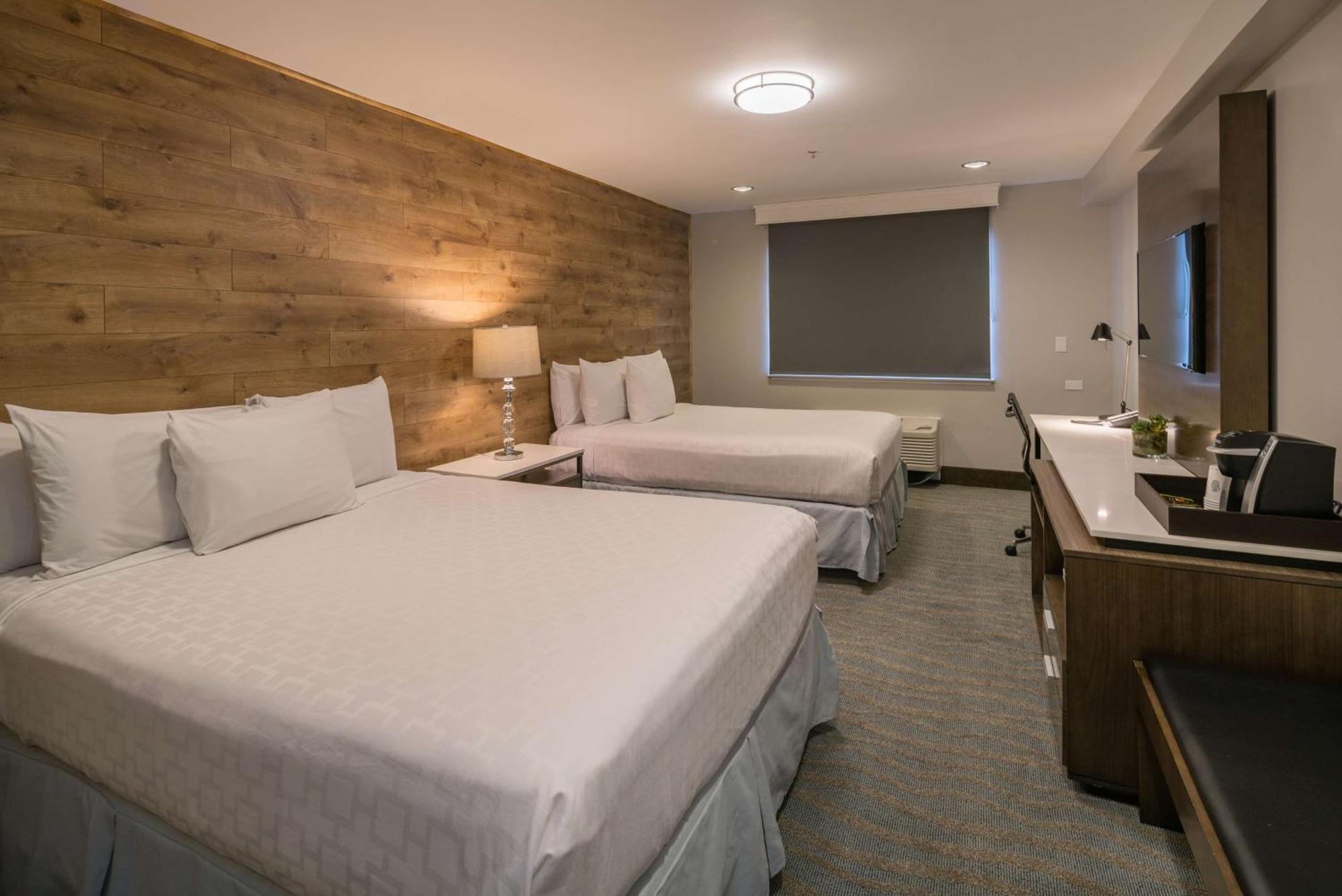 Queen Room with Roll-In Shower - Disability Access/Non-Smoking