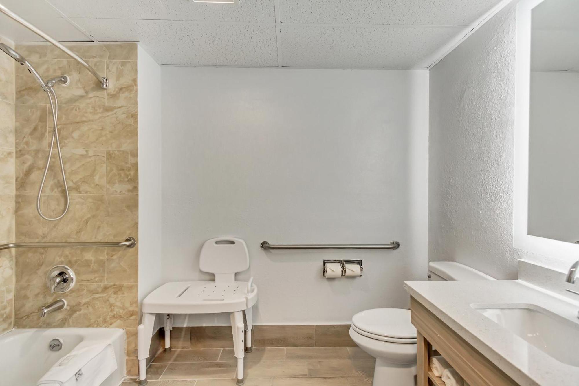 Efficiency King Suite with Tub - Mobility Accesibile - Non Smoking