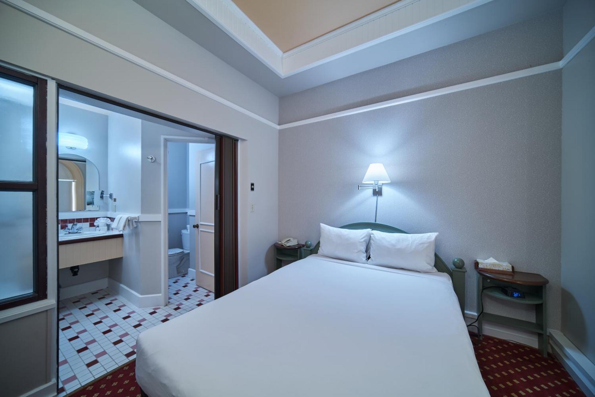 Queen Room with Jetted Tub - Non-Smoking