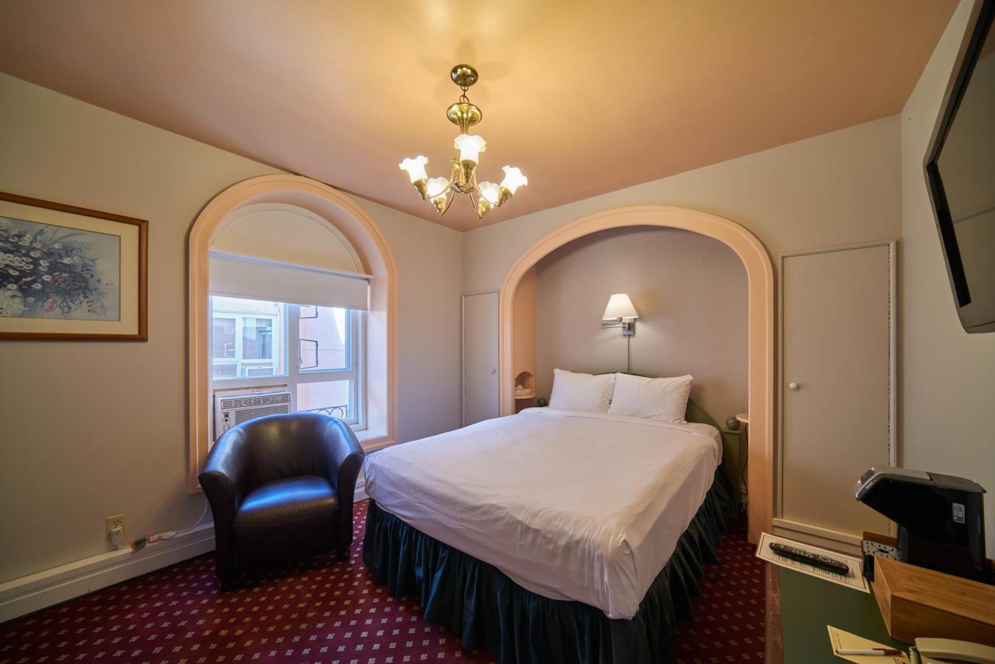 Queen Room - Non-Smoking