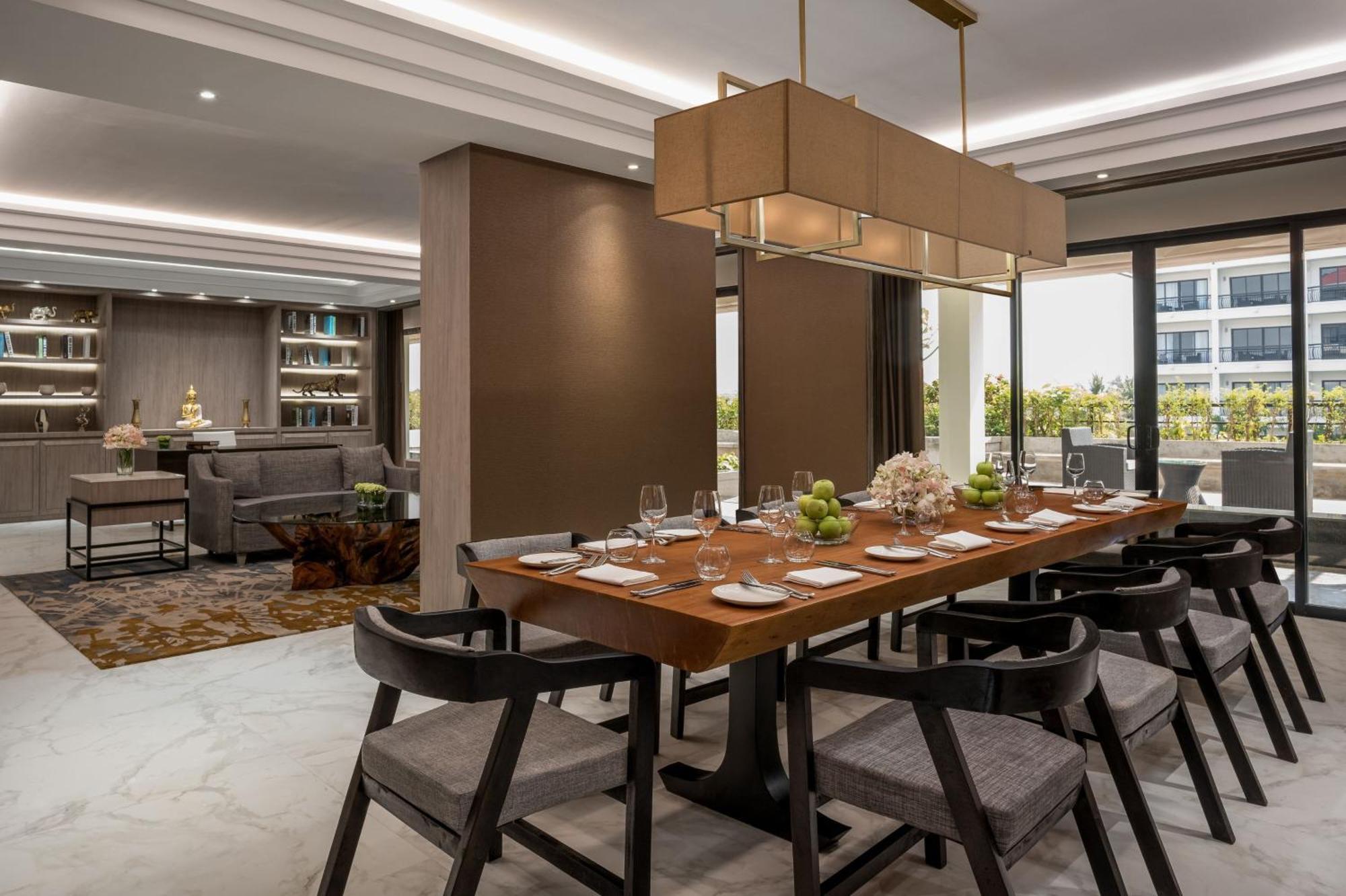 One-Bedroom Presidential King Suite Pool View