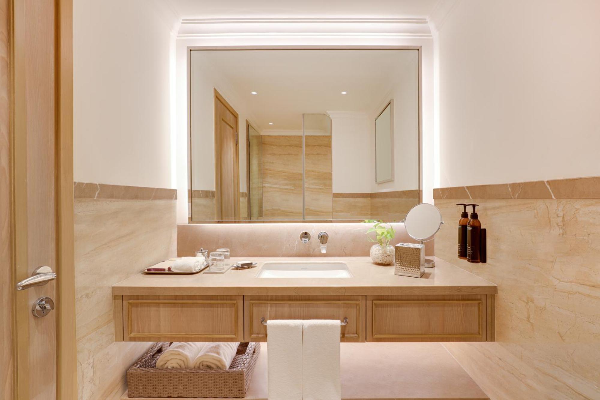 Executive Suite Enjoy Happy Hours 11 on Alcoholic Drinks Soft Beverages on 1 session of 90 mins Spa