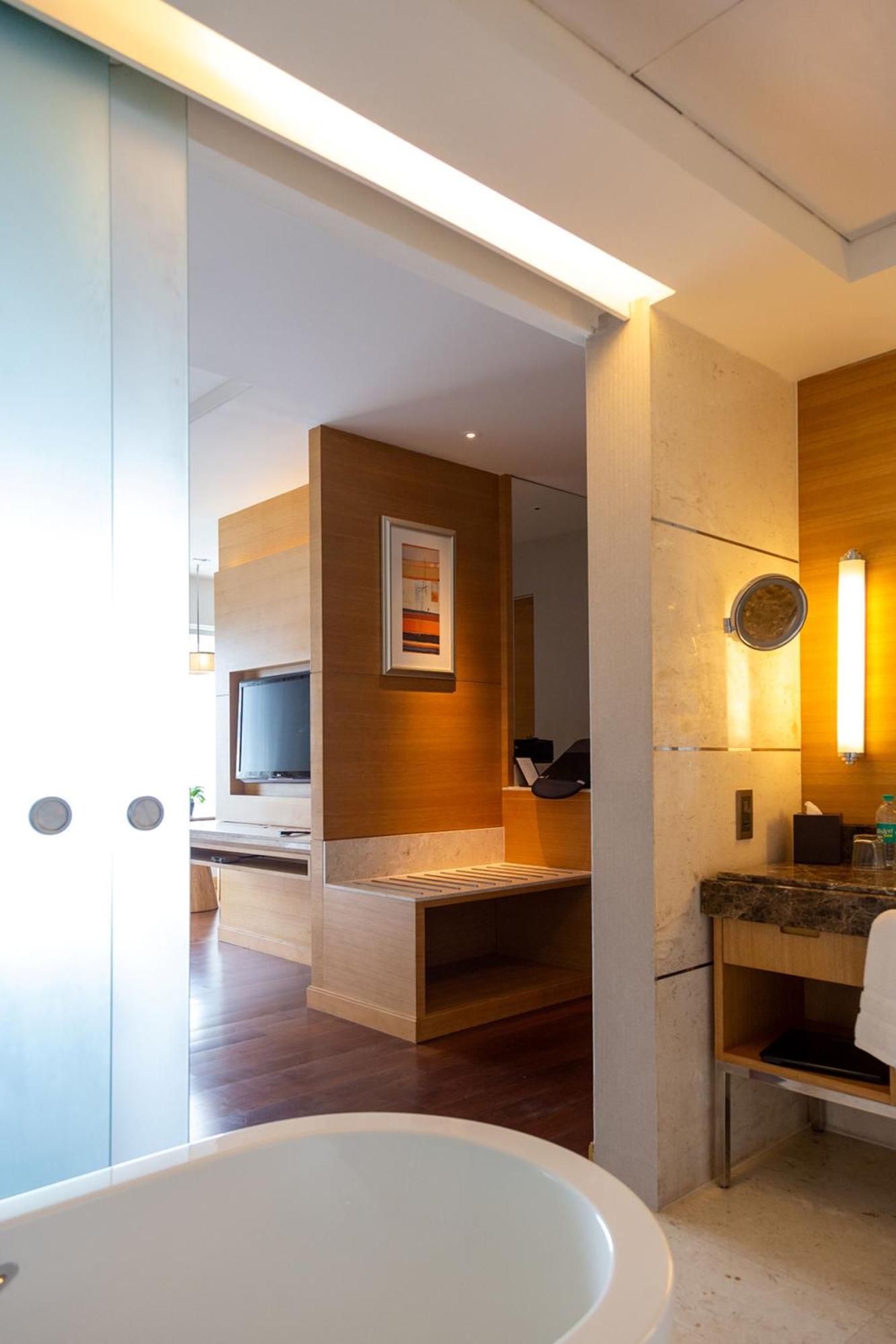 Studio Suite Executive Lounge Access