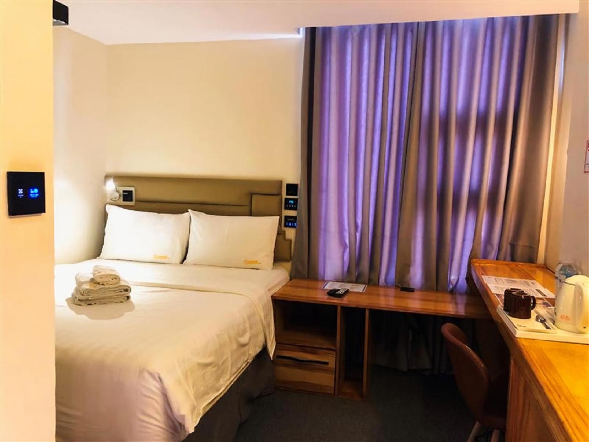 Deluxe Queen Room Airport Transfer
