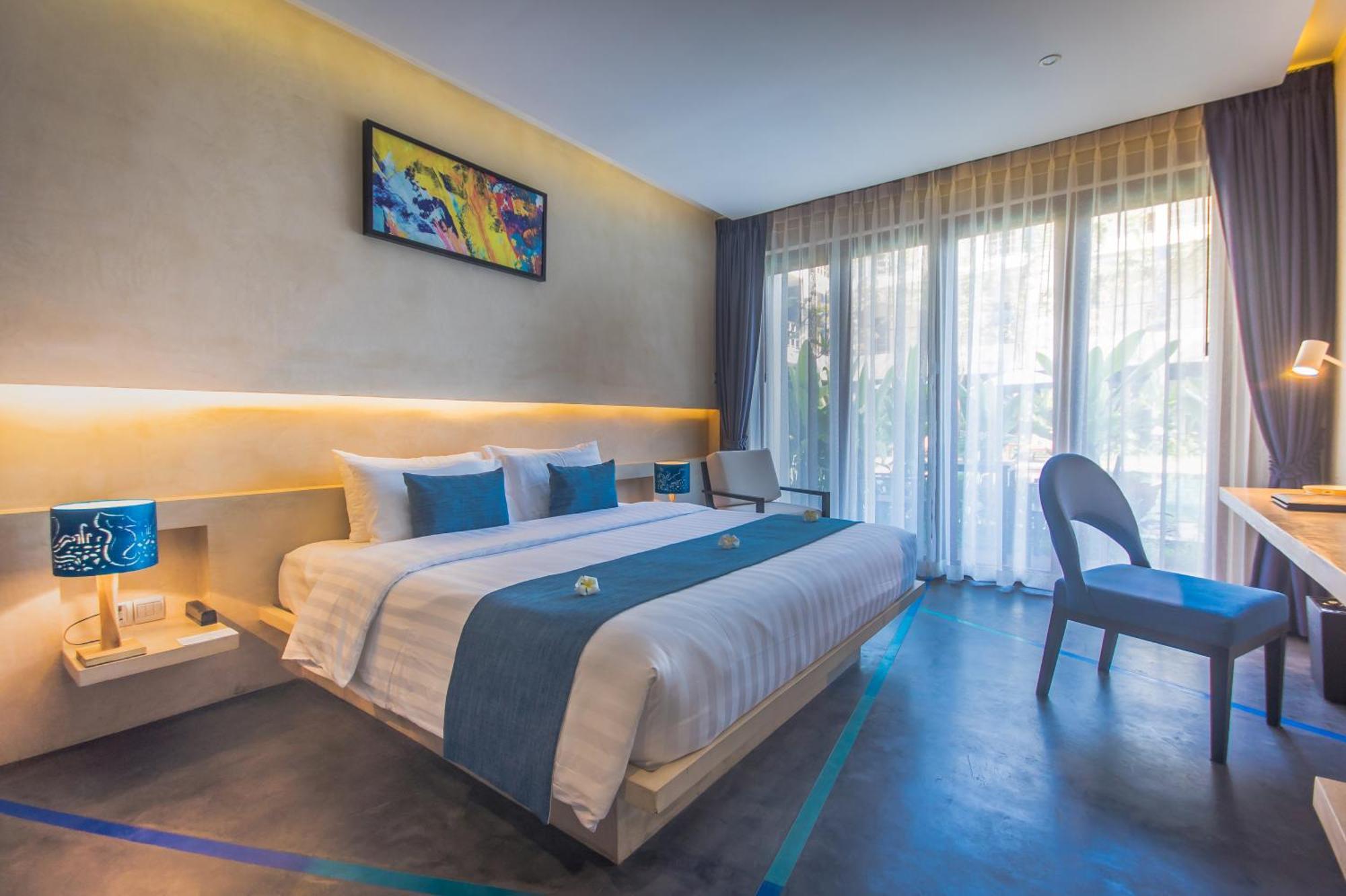 Family Connecting Room Pool View