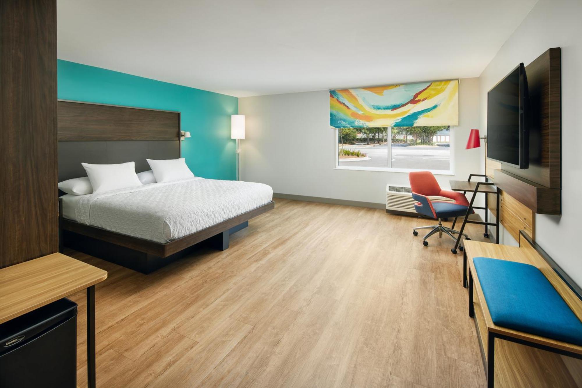 King Room - Mobility/Hearing Accessible with Bath Tub