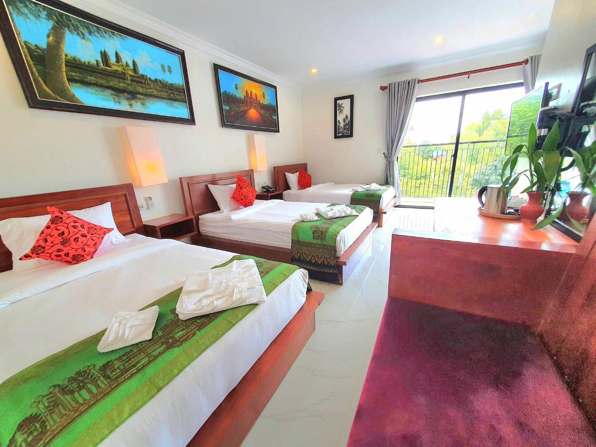 Deluxe Triple Room Balcony