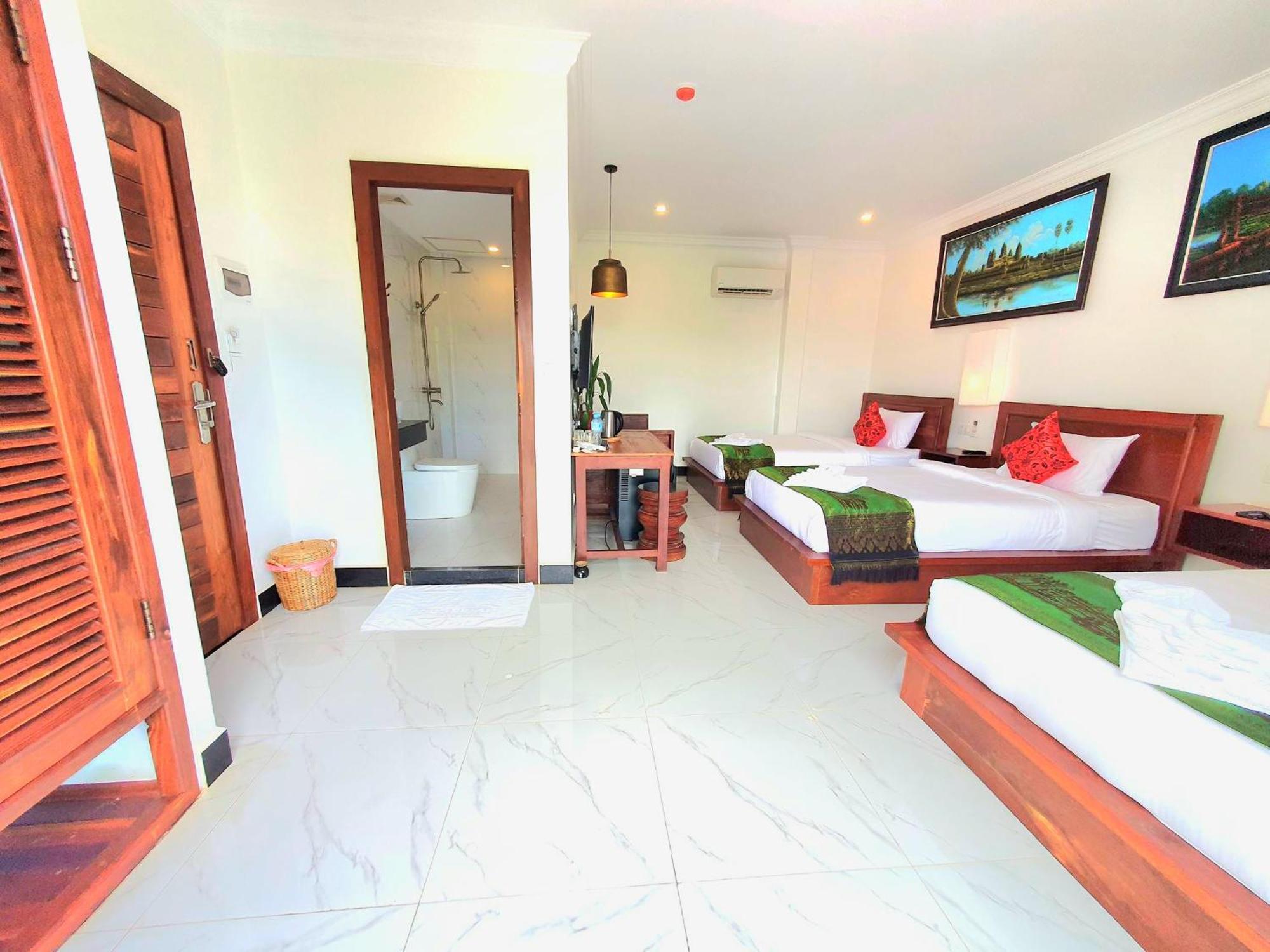 Deluxe Triple Room Balcony