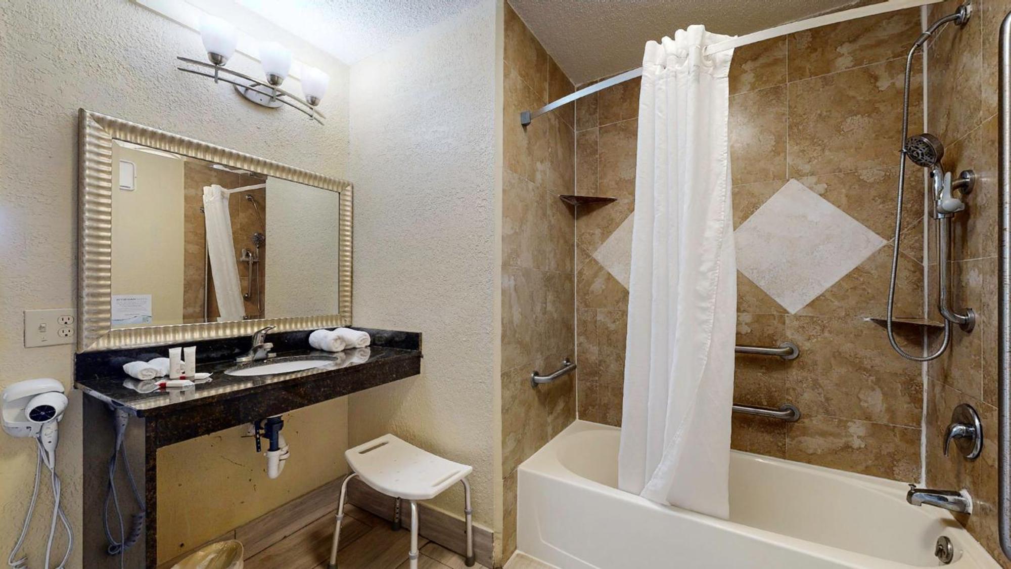 Business King Room with Bathtub with Grab Bars - Mobility Accessible/Non-Smoking