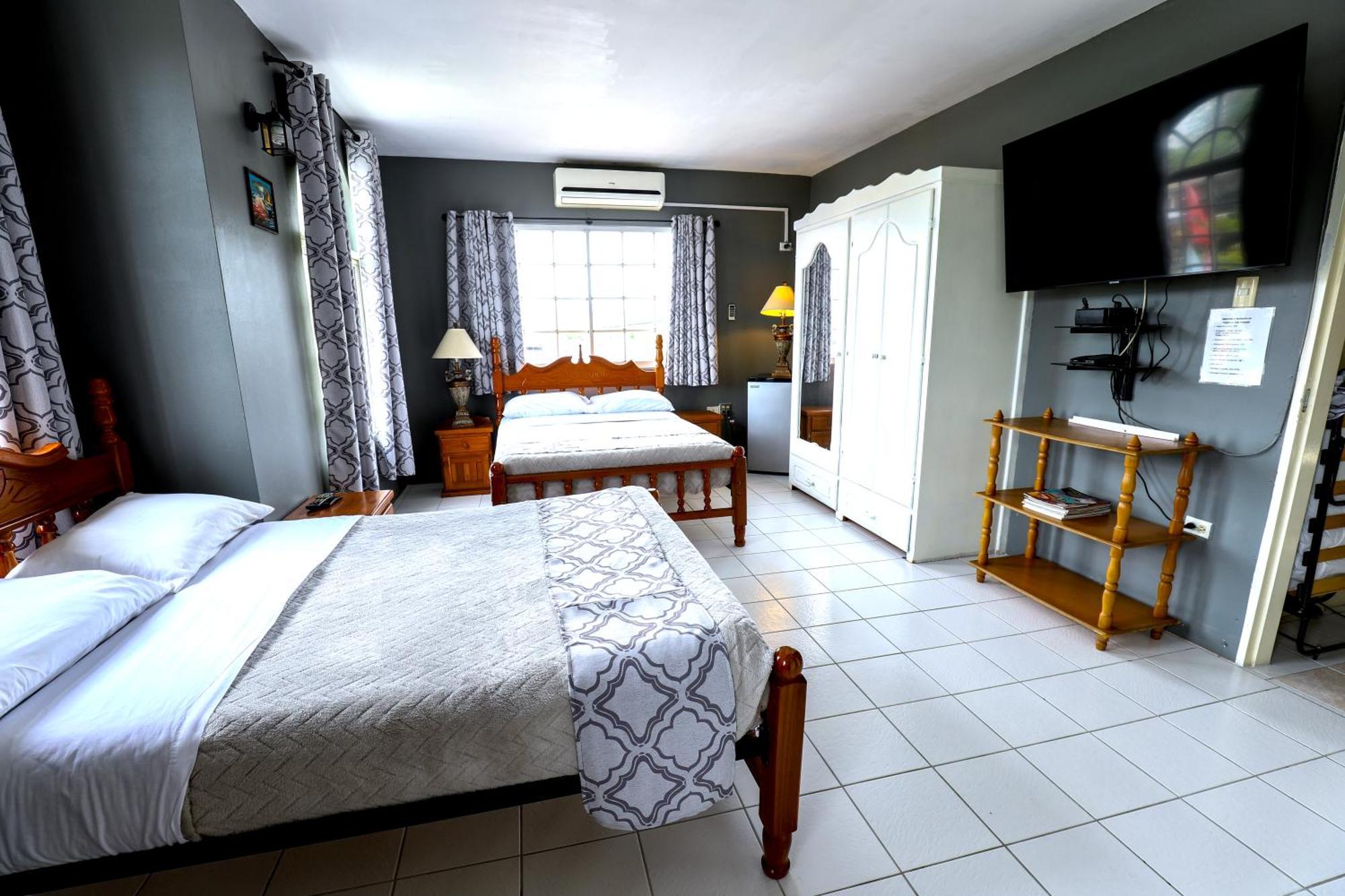 Quadruple Room Private Bathroom
