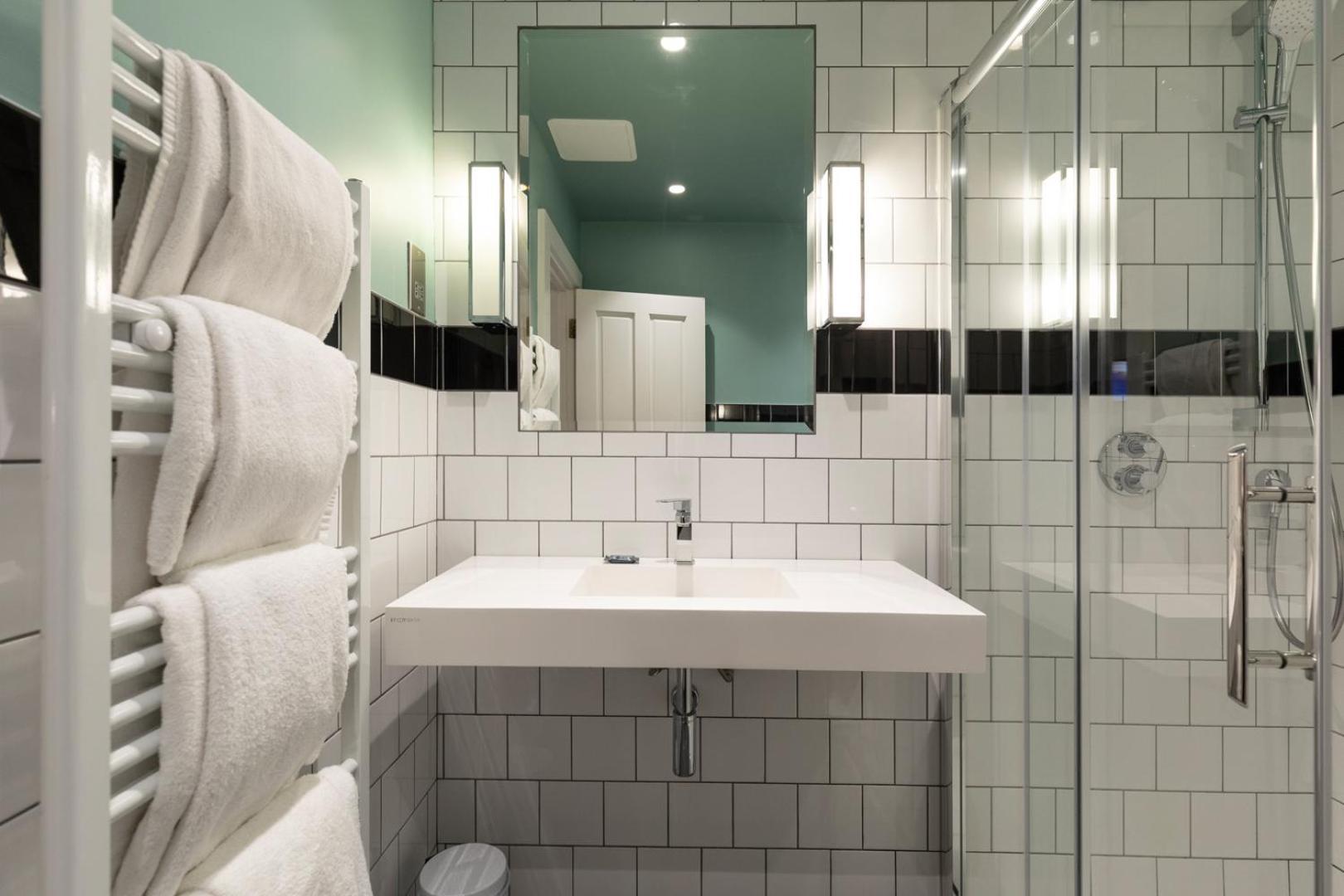 Comfort Triple Room Shower