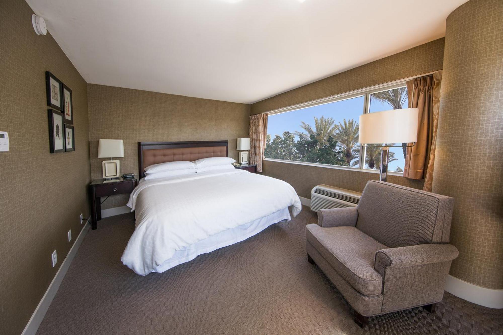 Club level, Junior Suite, 1 King, Corner room, Low floor