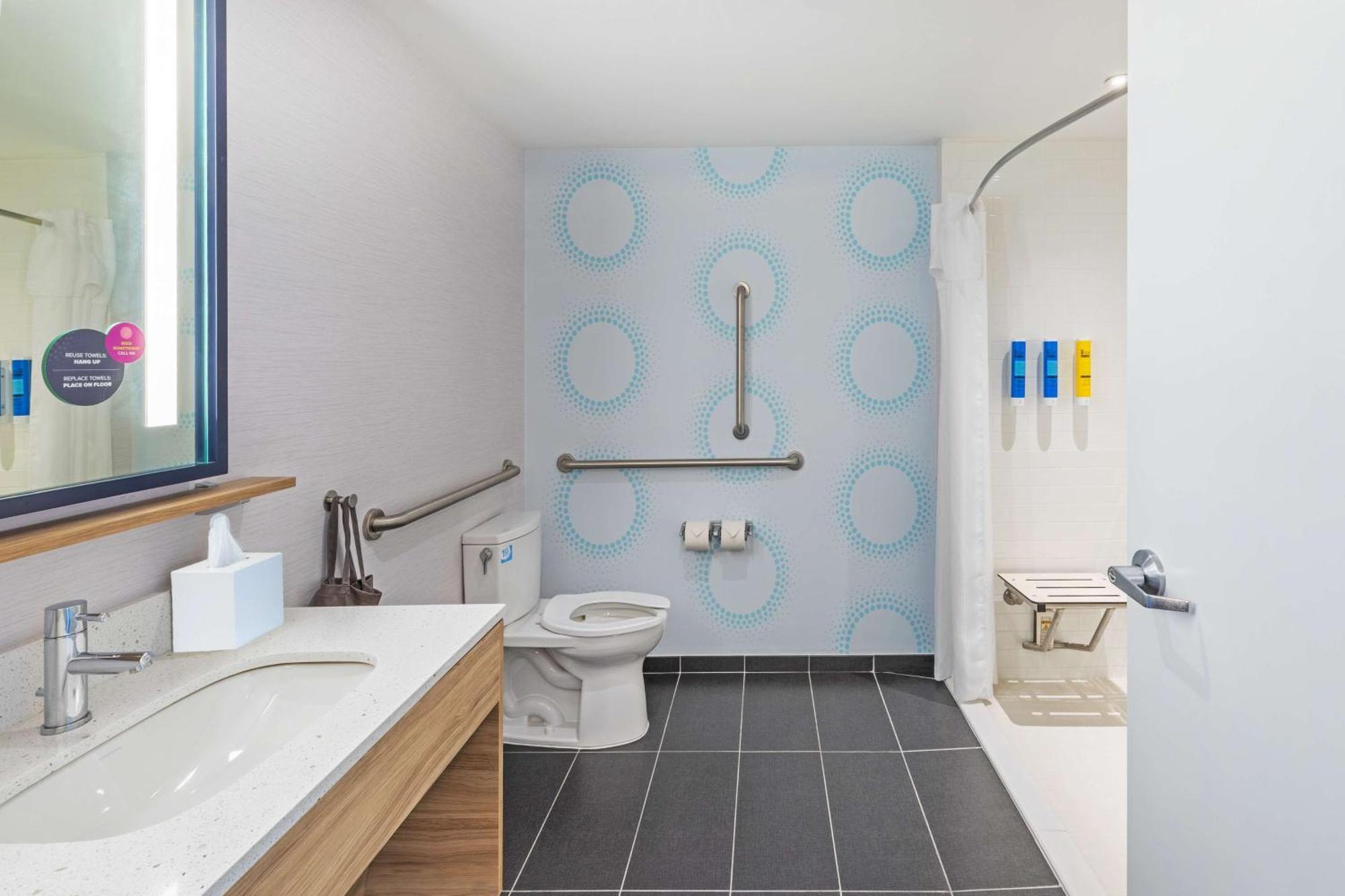 King Room with Roll-In Shower - Mobility Access