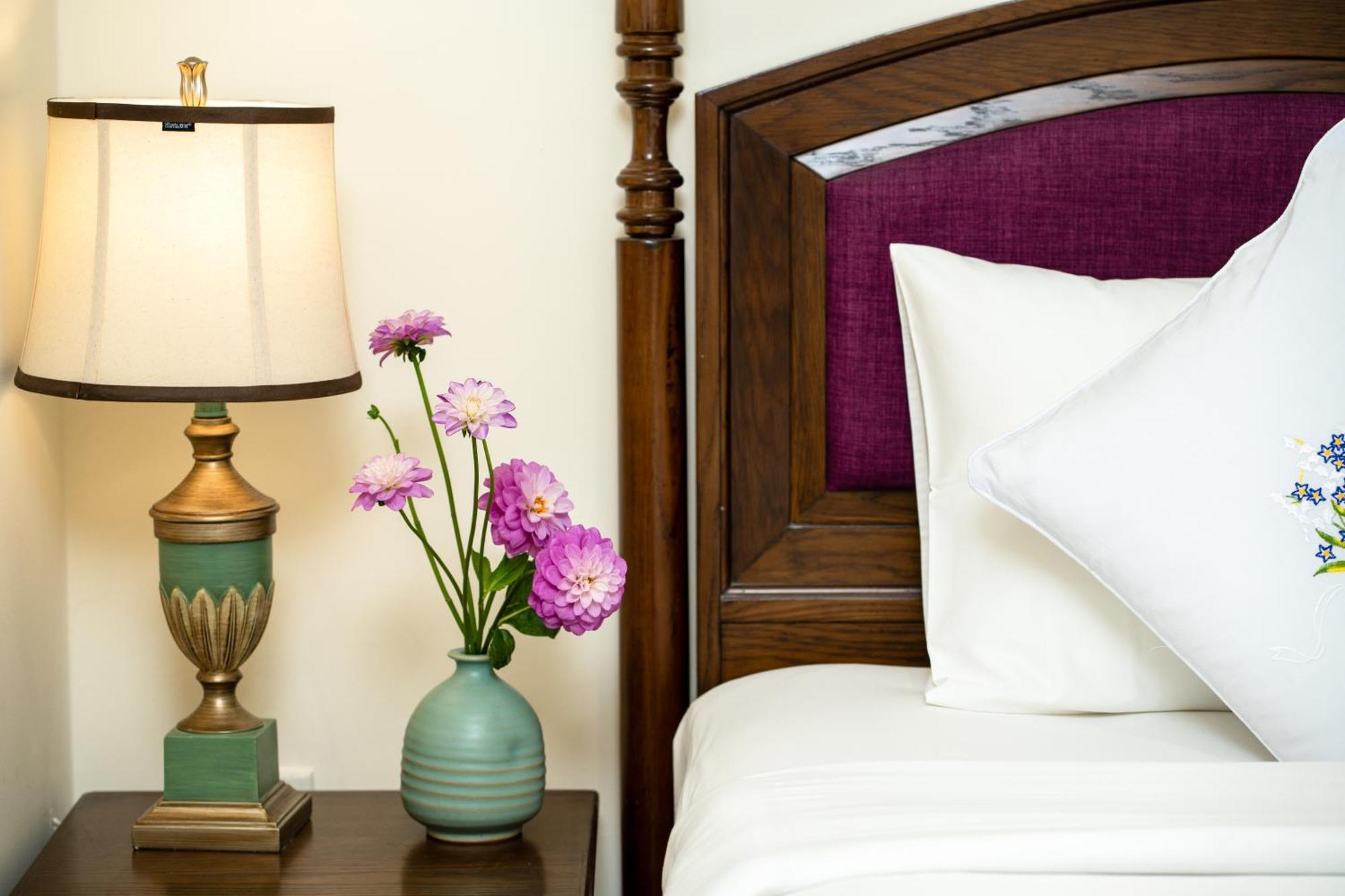 Deluxe Twin No Window 30 Mins Foot Massage