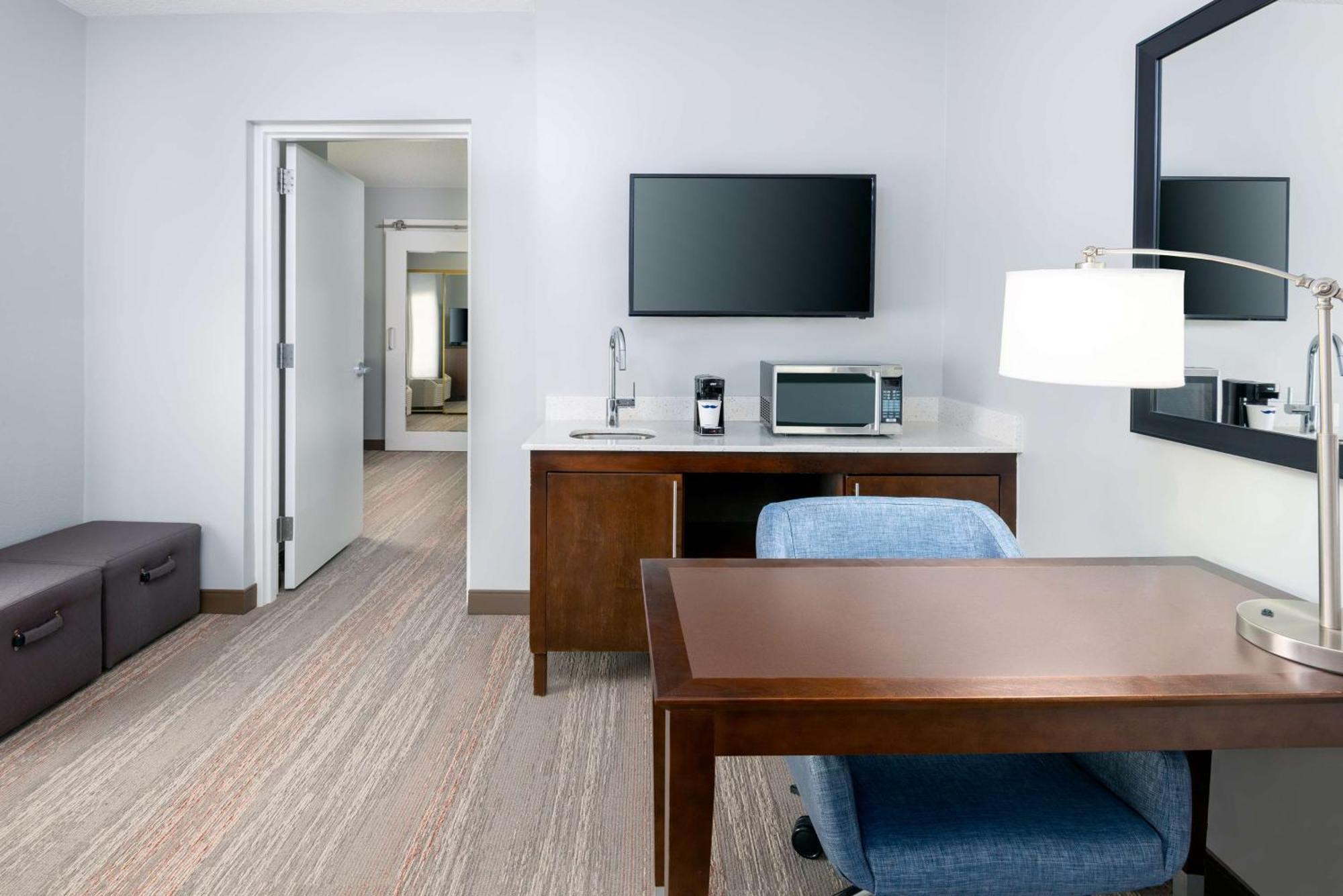 Deluxe King Room with Sofa Bed - Non-Smoking