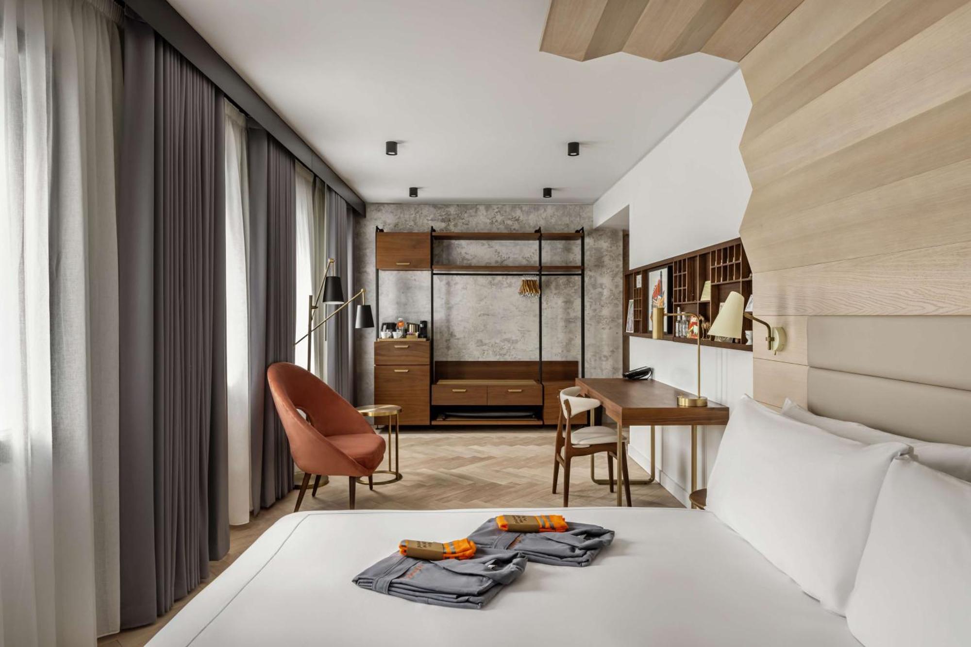 King Junior Suite Accessible