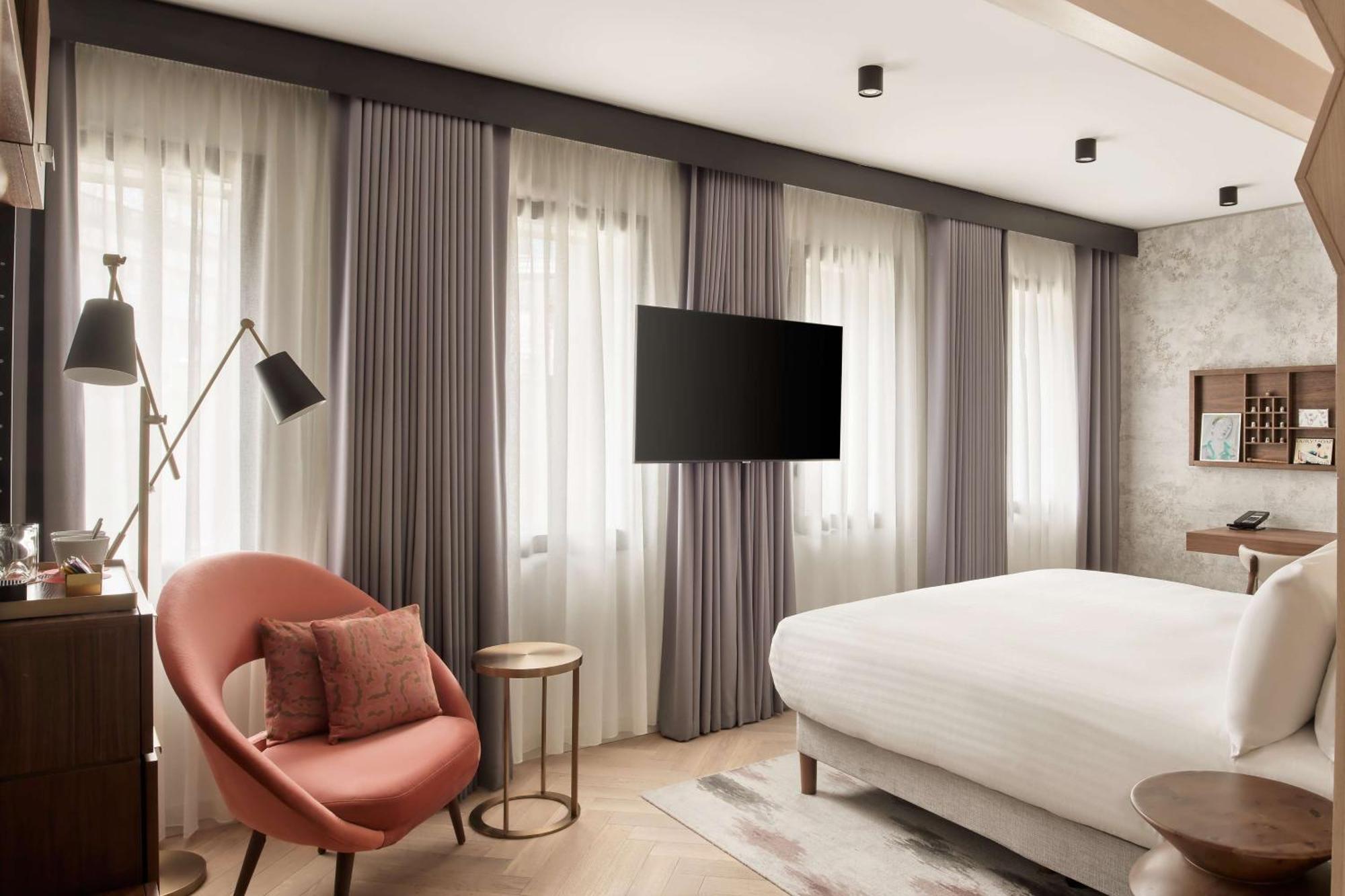 King Junior Suite Accessible
