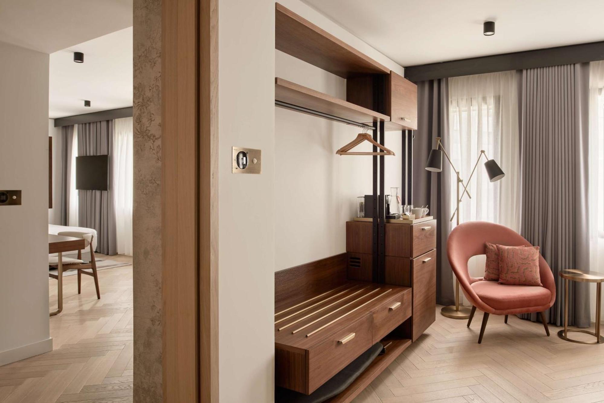 King Junior Suite Accessible
