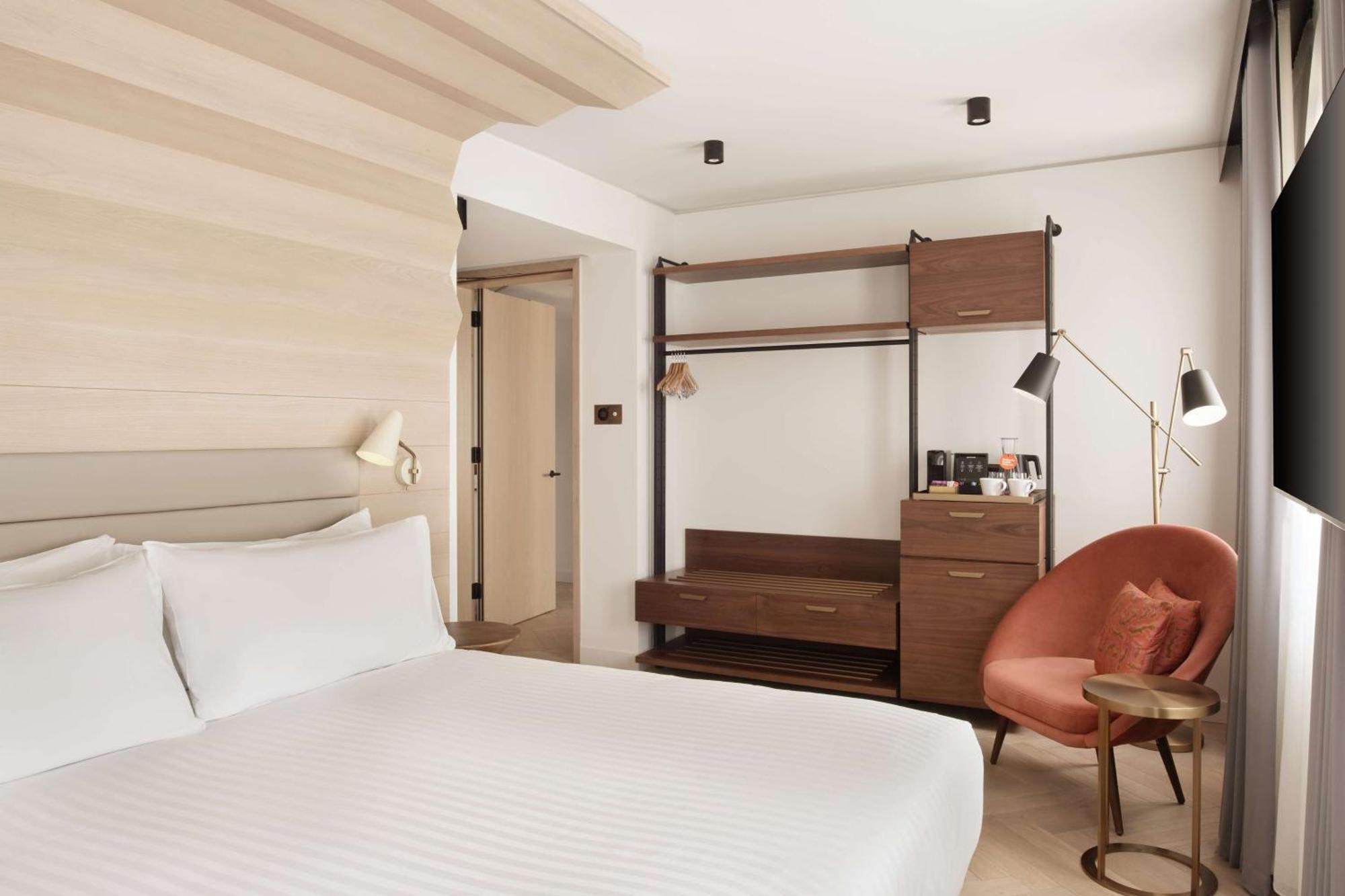 King Junior Suite Accessible