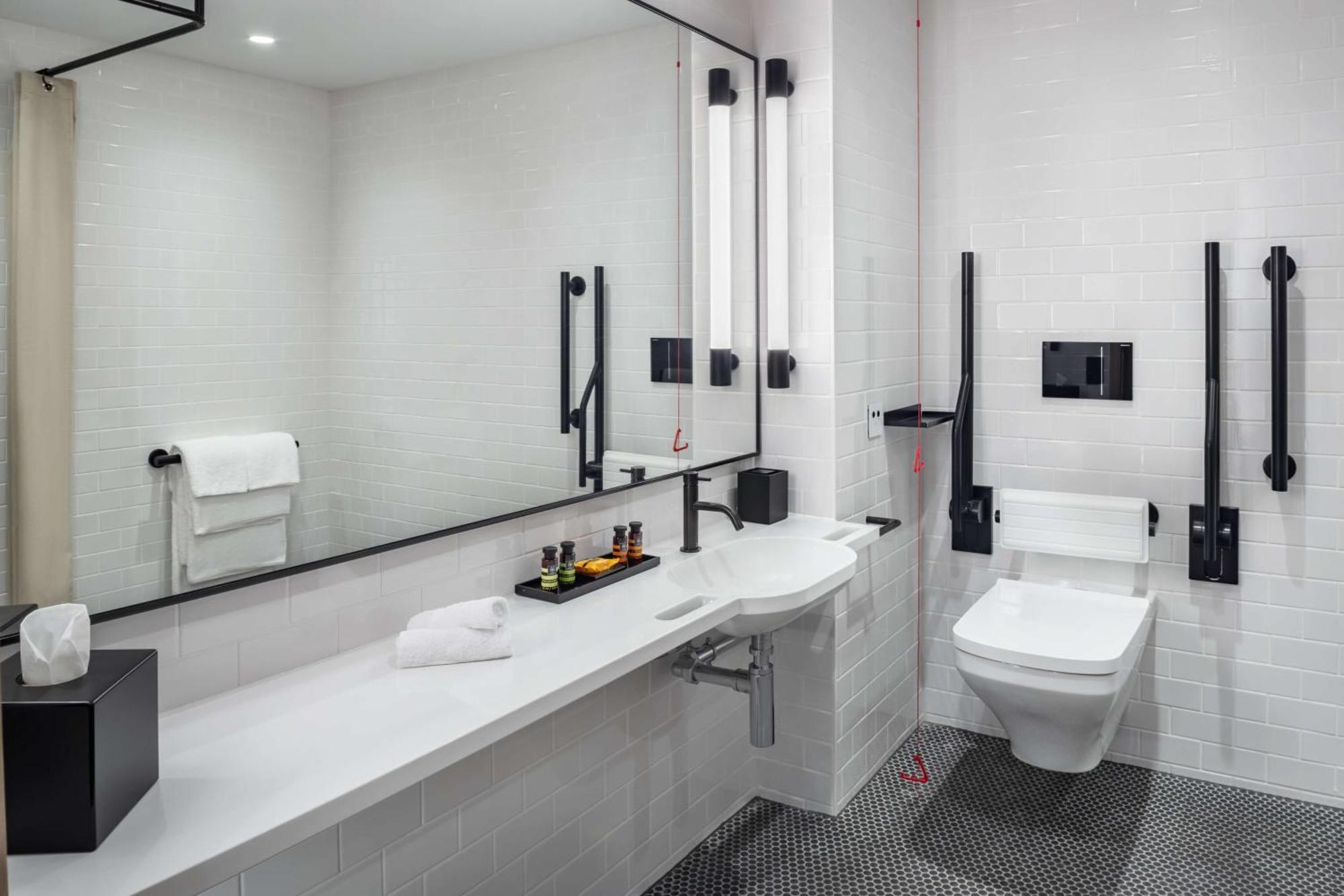 King Junior Suite Accessible