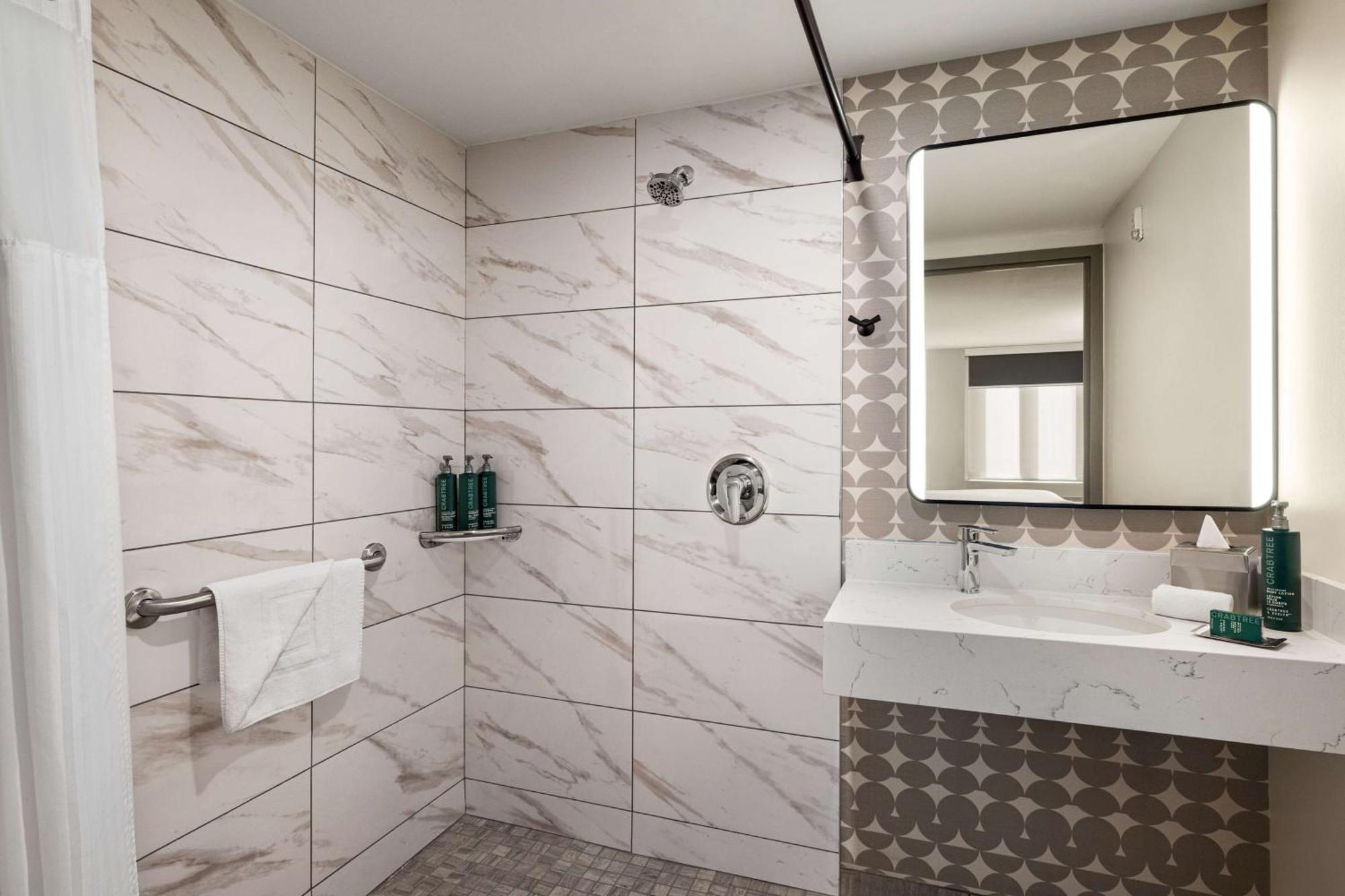 King Room with Roll-In Shower - Mobility/Hearing Accessible,1548799723:JPEG
