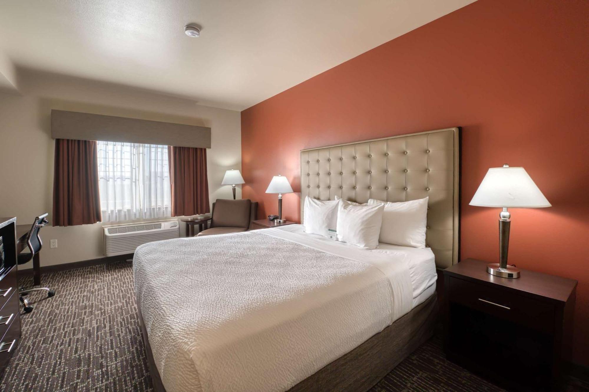 Queen Room with Roll-In Shower - Mobility Access