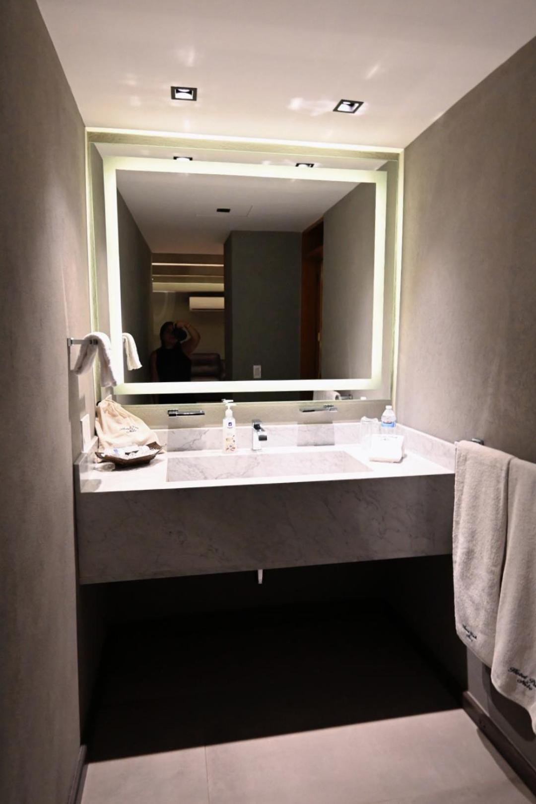 Deluxe Queen Suite