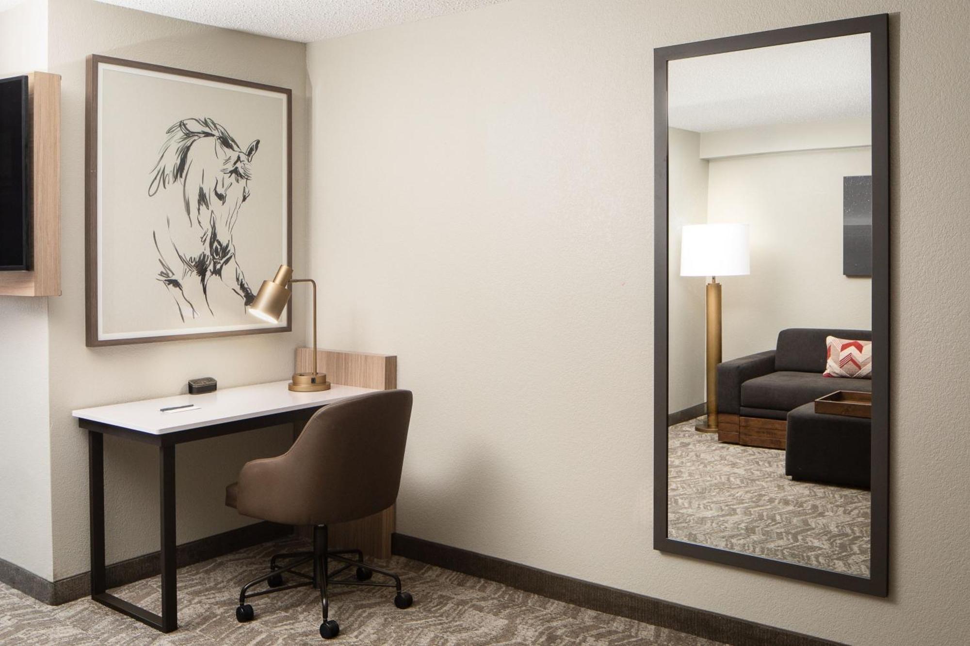 King Suite with City View, Bathtub and Trundle Sofa - Mobility Access