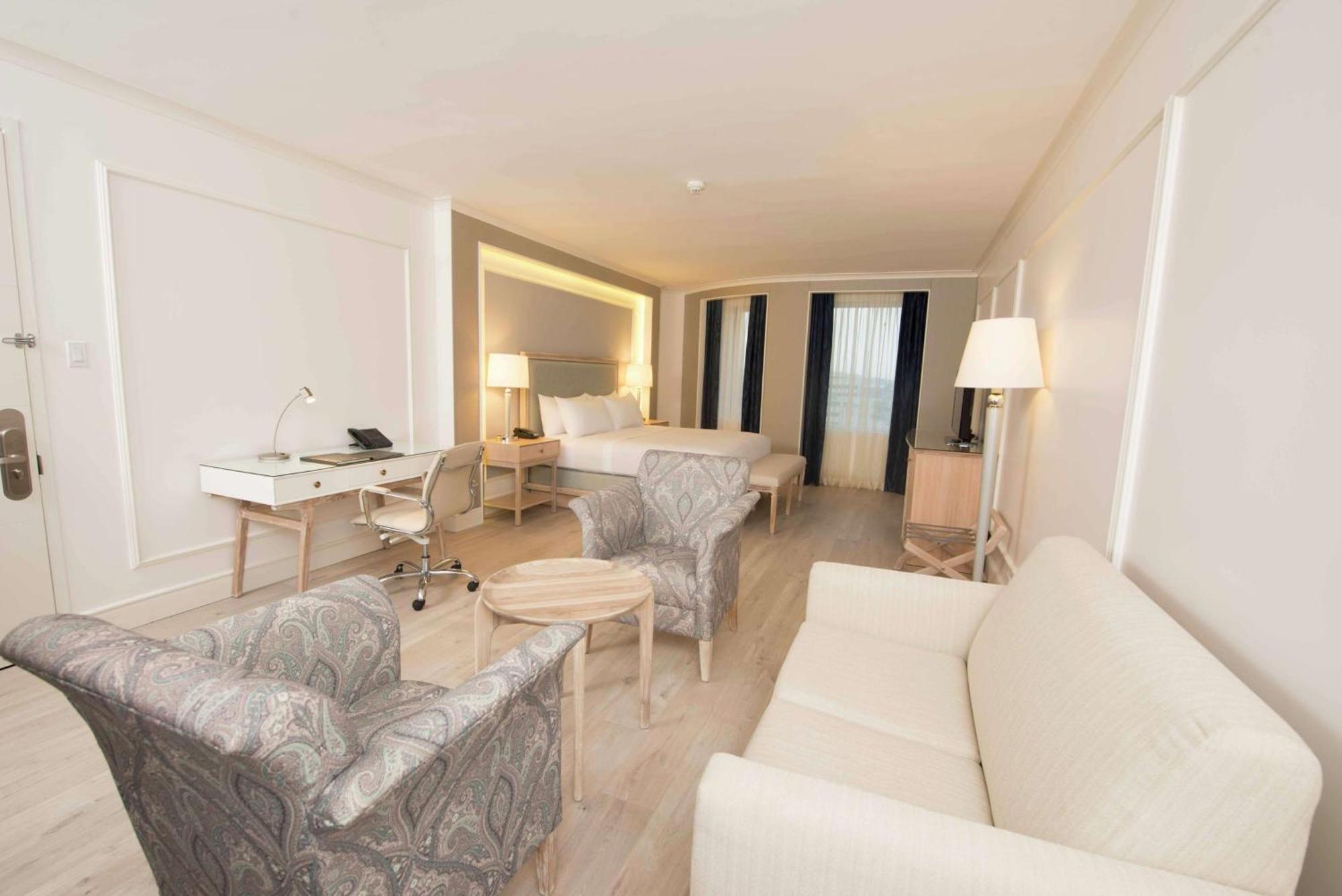 Junior King Suite Seating Area