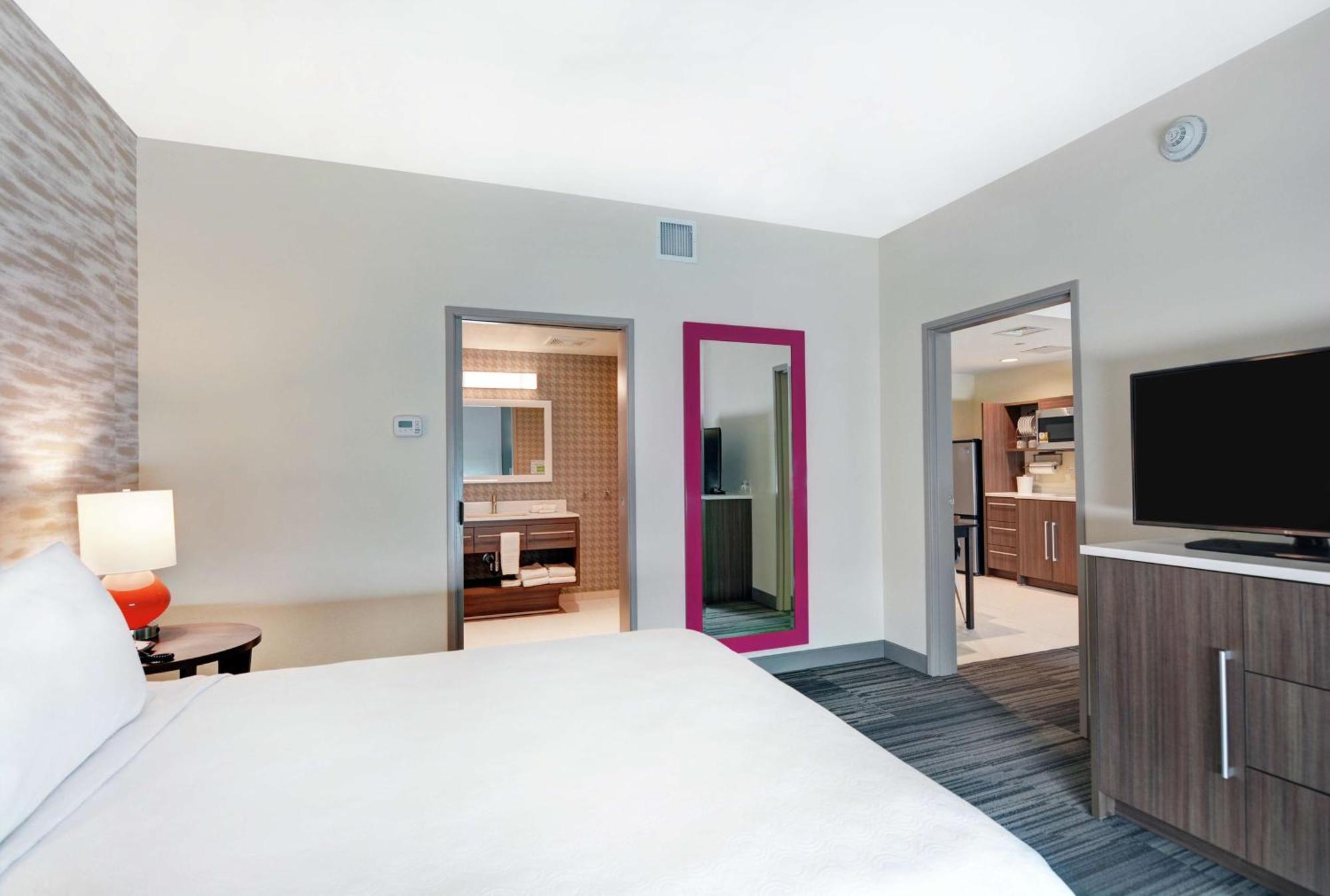 One-Bedroom Queen Suite Non-Smoking
