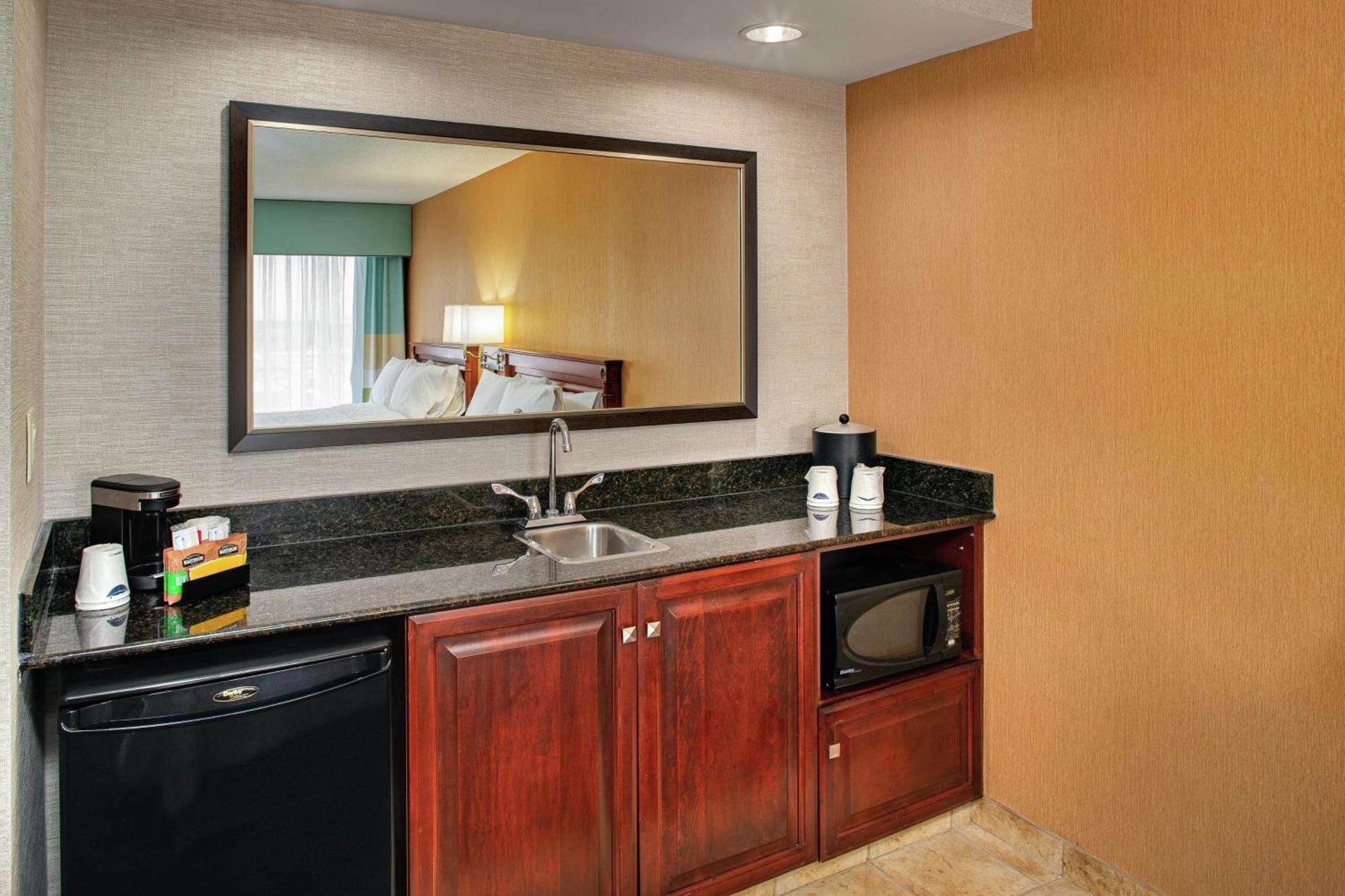 Queen Suite with Two Queen Beds - Non Smoking