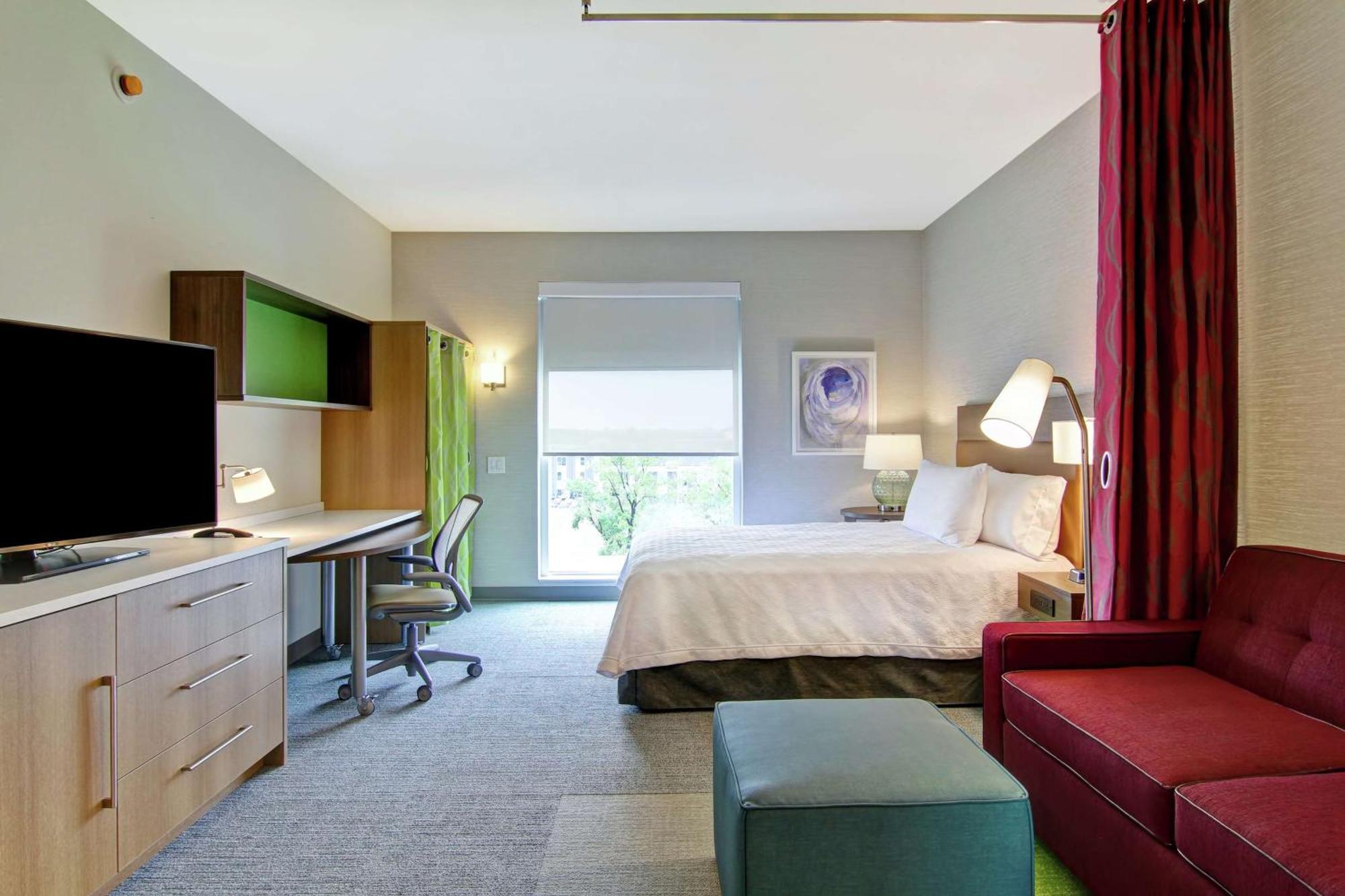 Queen Studio with Roll-In Shower - Mobility and Hearing Access/Non-Smoking