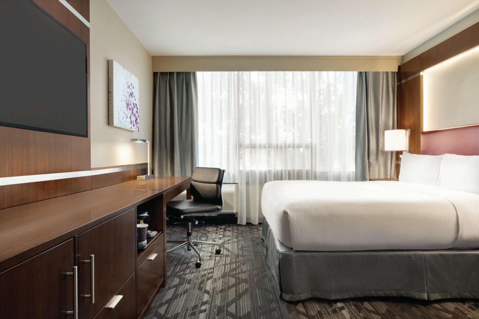 Queen Room with Roll-In Shower - Mobility and Hearing Access
