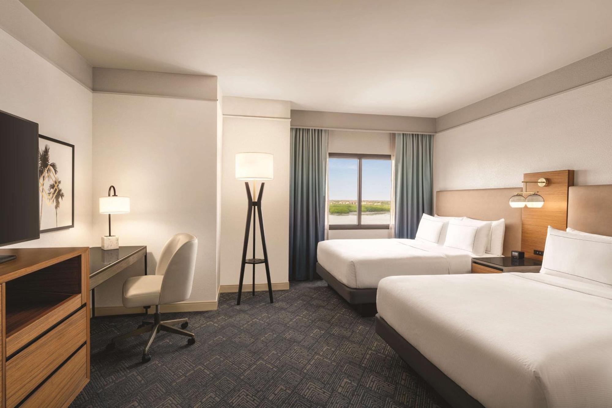 Queen Room with Two Queen Beds -Bay/Pool View