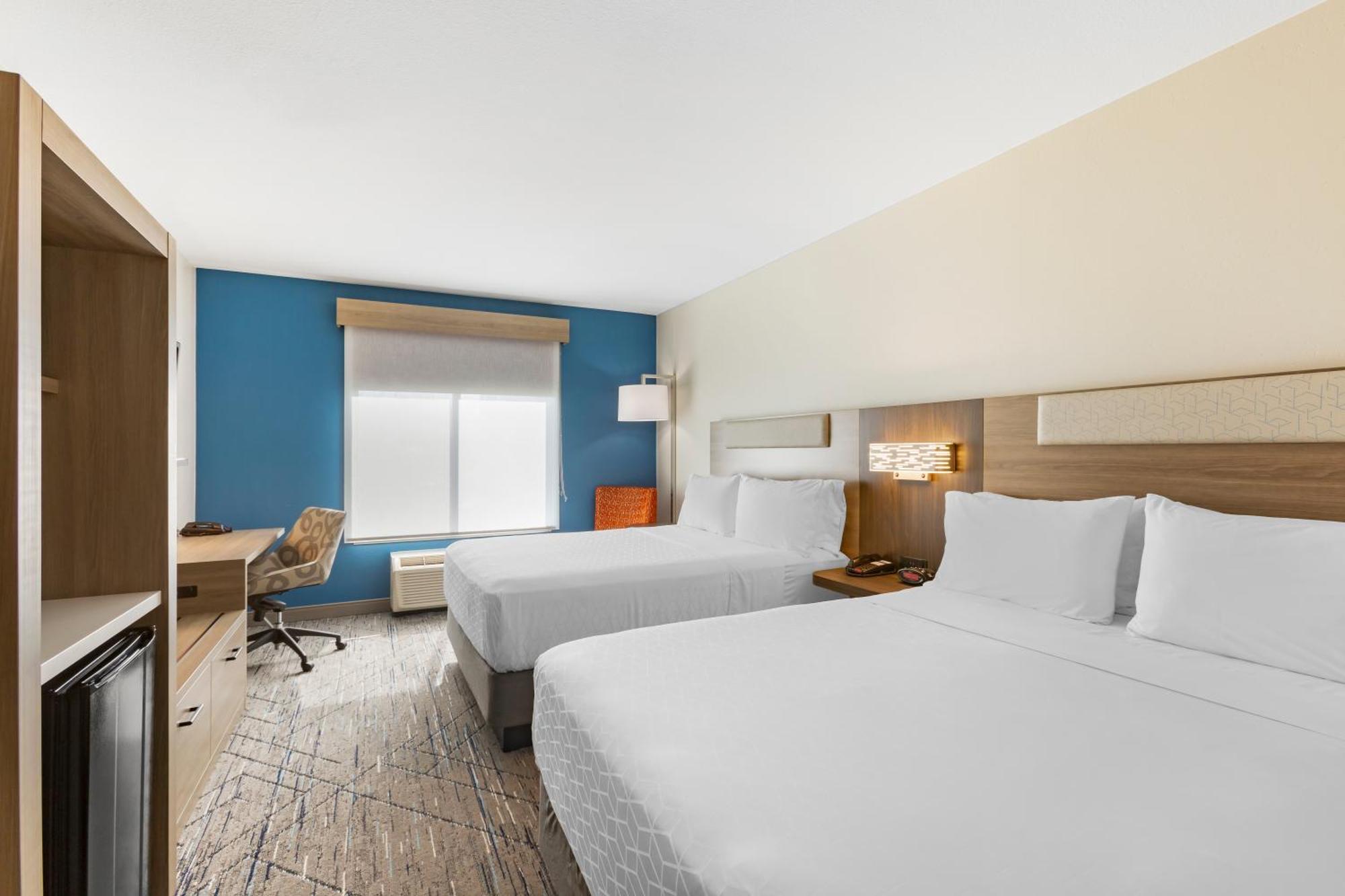 Queen Room Two Queen Beds Mobility Access Tub or Non-Smoking