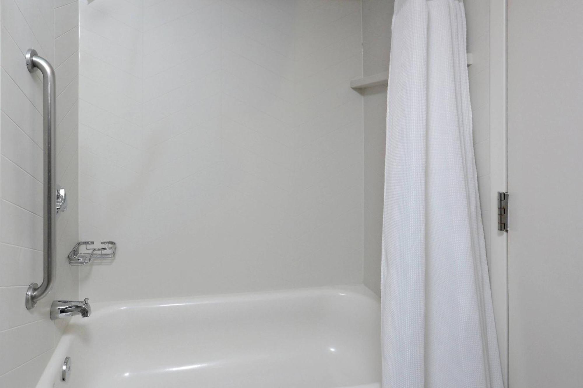 Queen Room with Two Queen Beds and Bathtub - Mobility Access/Hearing Accessible