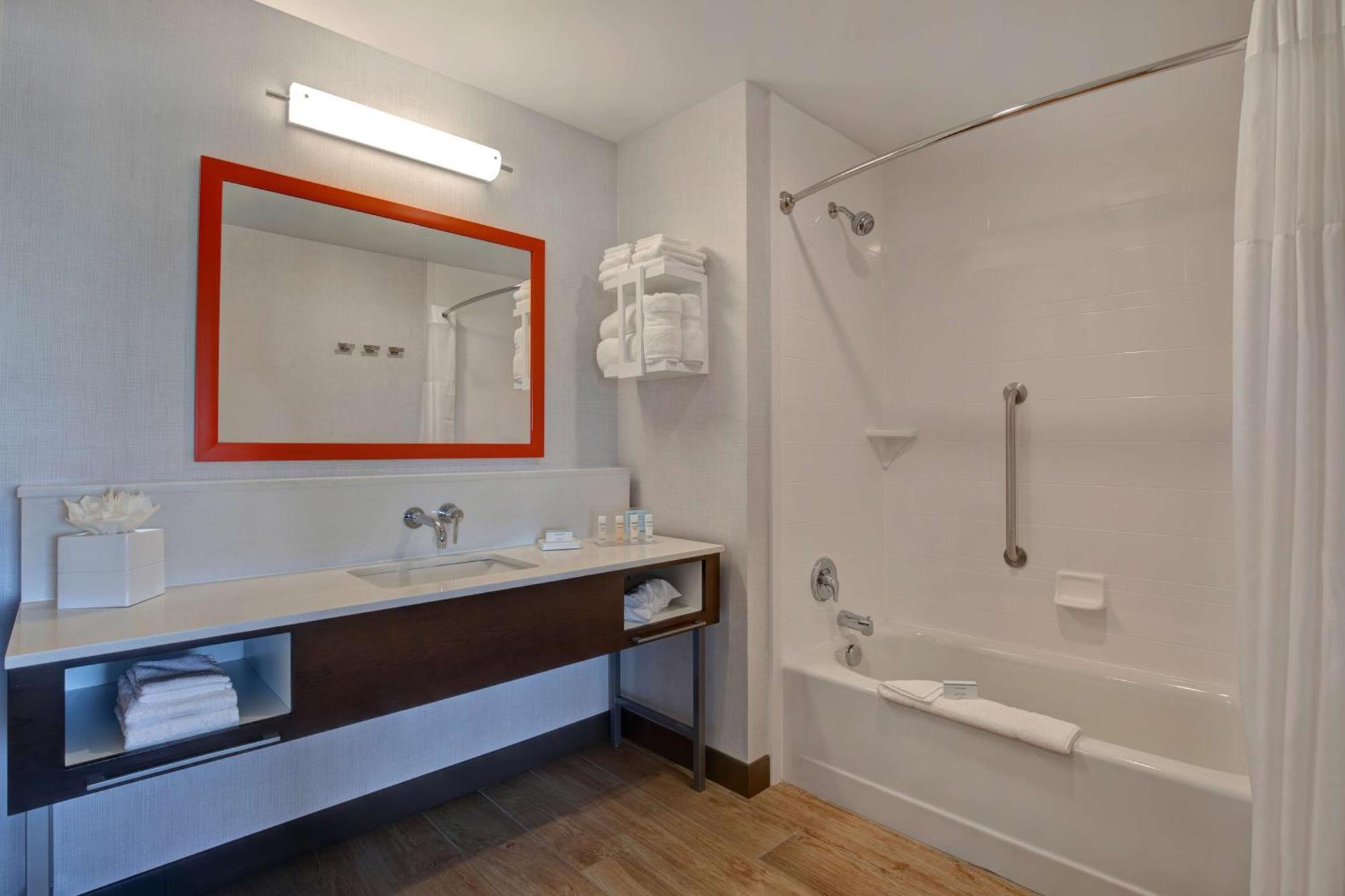 Queen Room Two Queen Beds Mountain View Non-Smoking