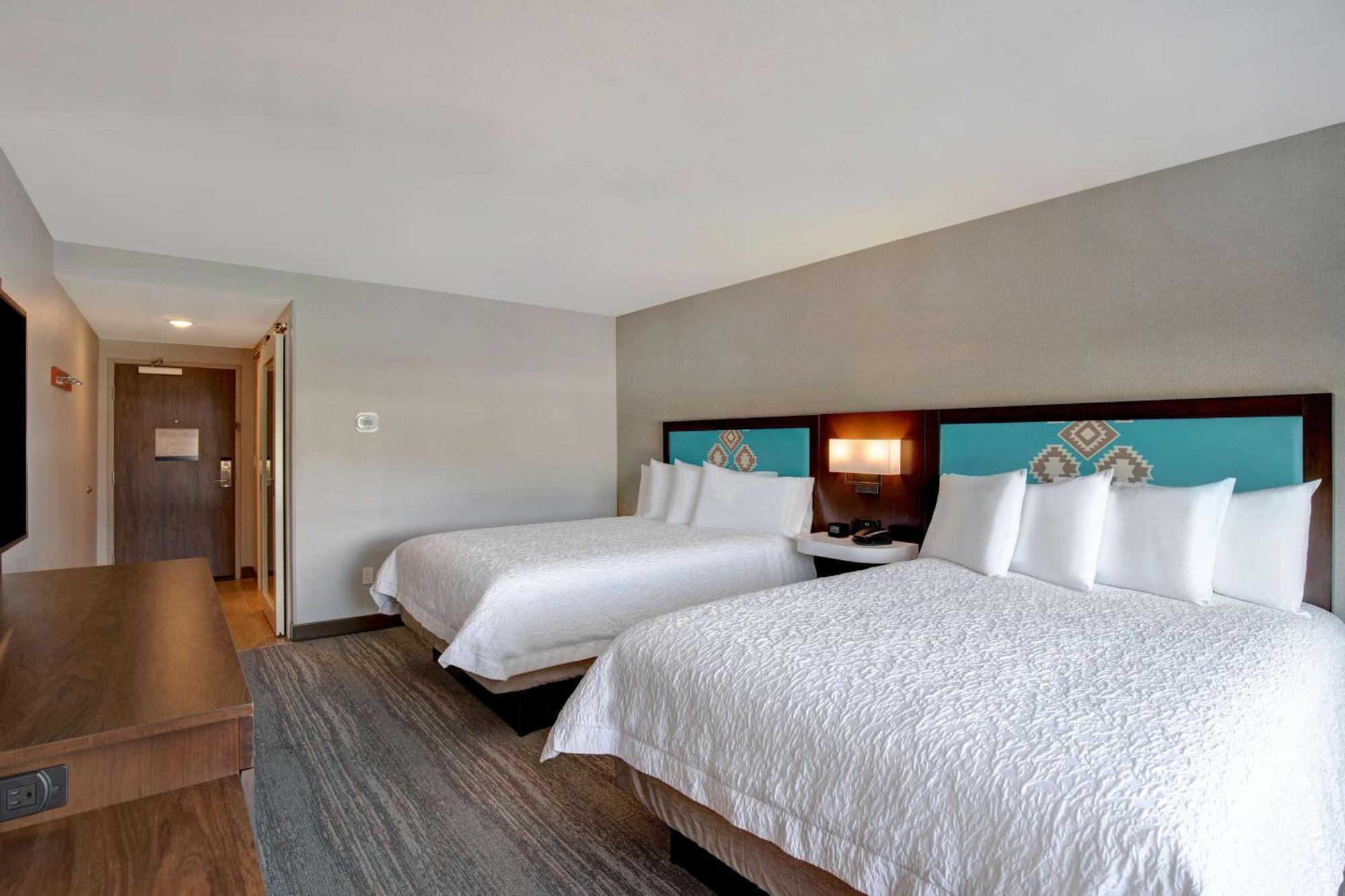 Queen Room Two Queen Beds Mountain View Non-Smoking