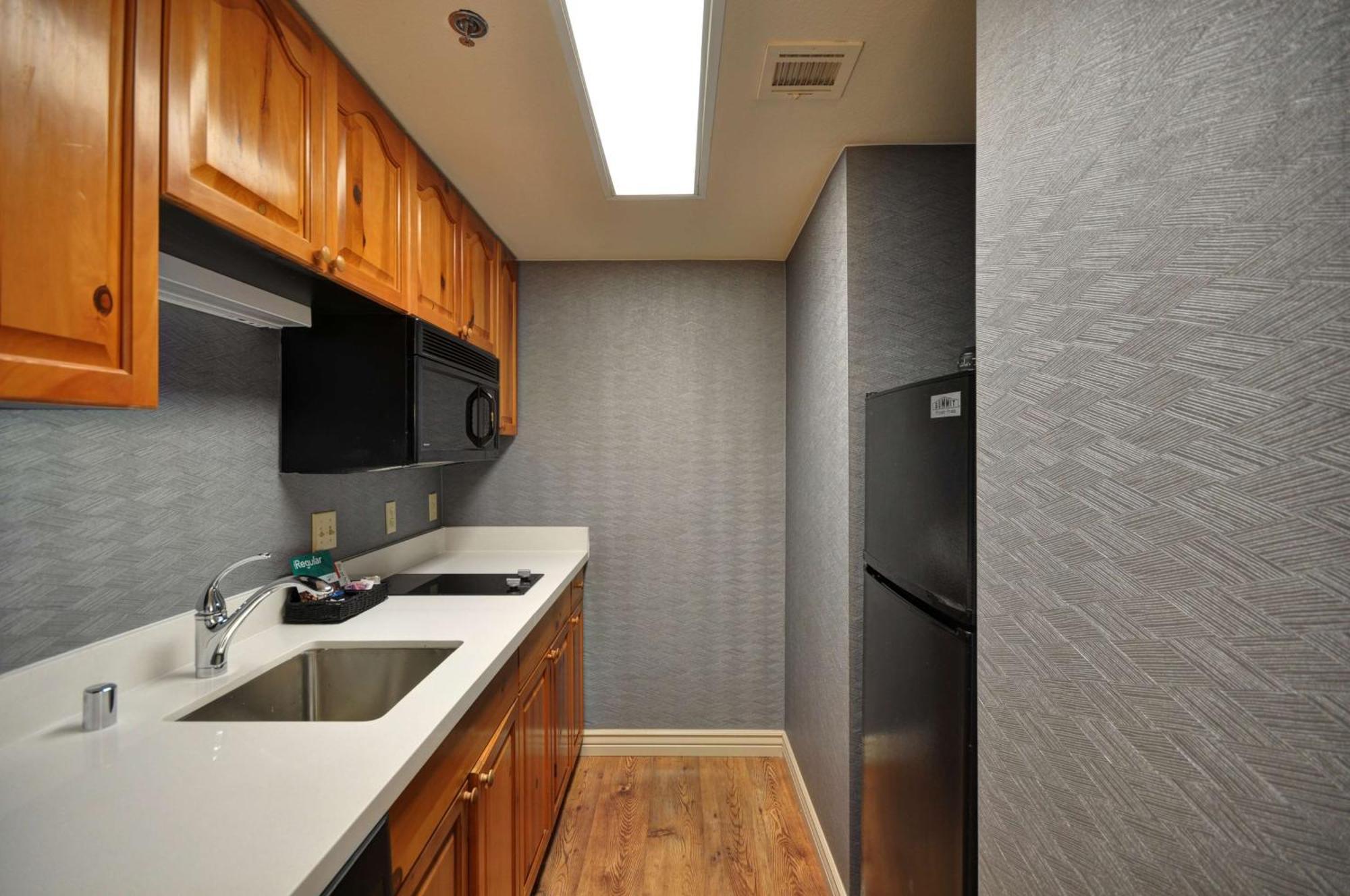 King Suite with Accessible Tub - Mobility and Hearing Access/Non-Smoking