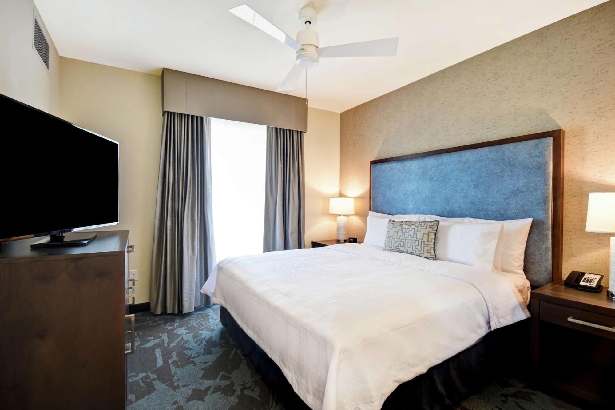 One-Bedroom King Suite - Non-Smoking