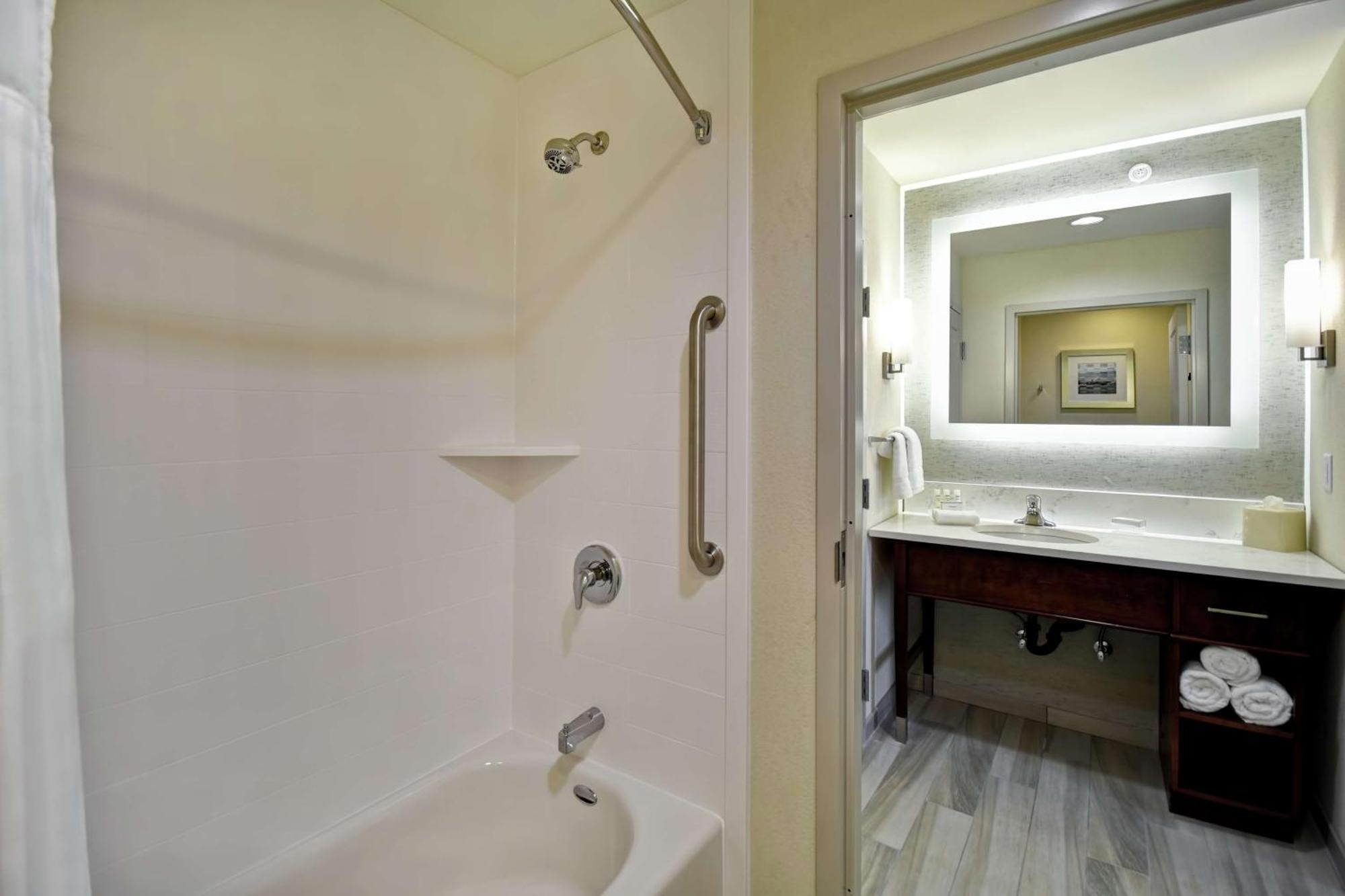 One-Bedroom Queen Suite with Two Queen Beds - Non-Smoking