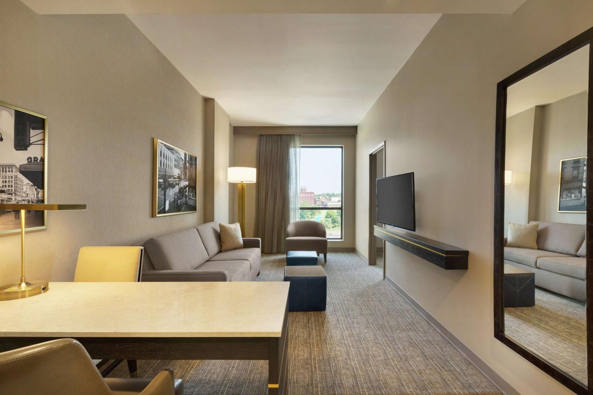 Two-Room Queen Suite Two Queen Beds