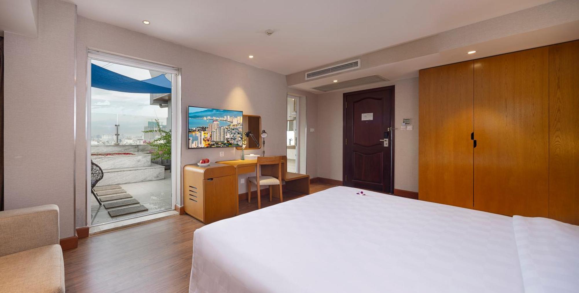 Signature Retreat Suite Daily Afternoon & Mini Bar