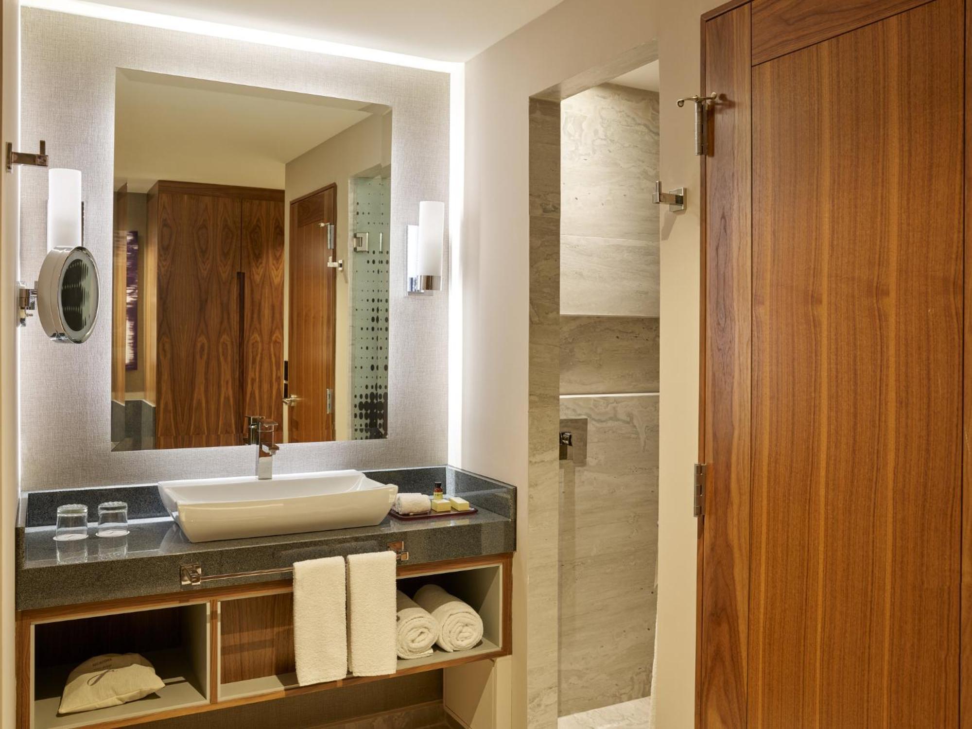 Deluxe Room 1 King
