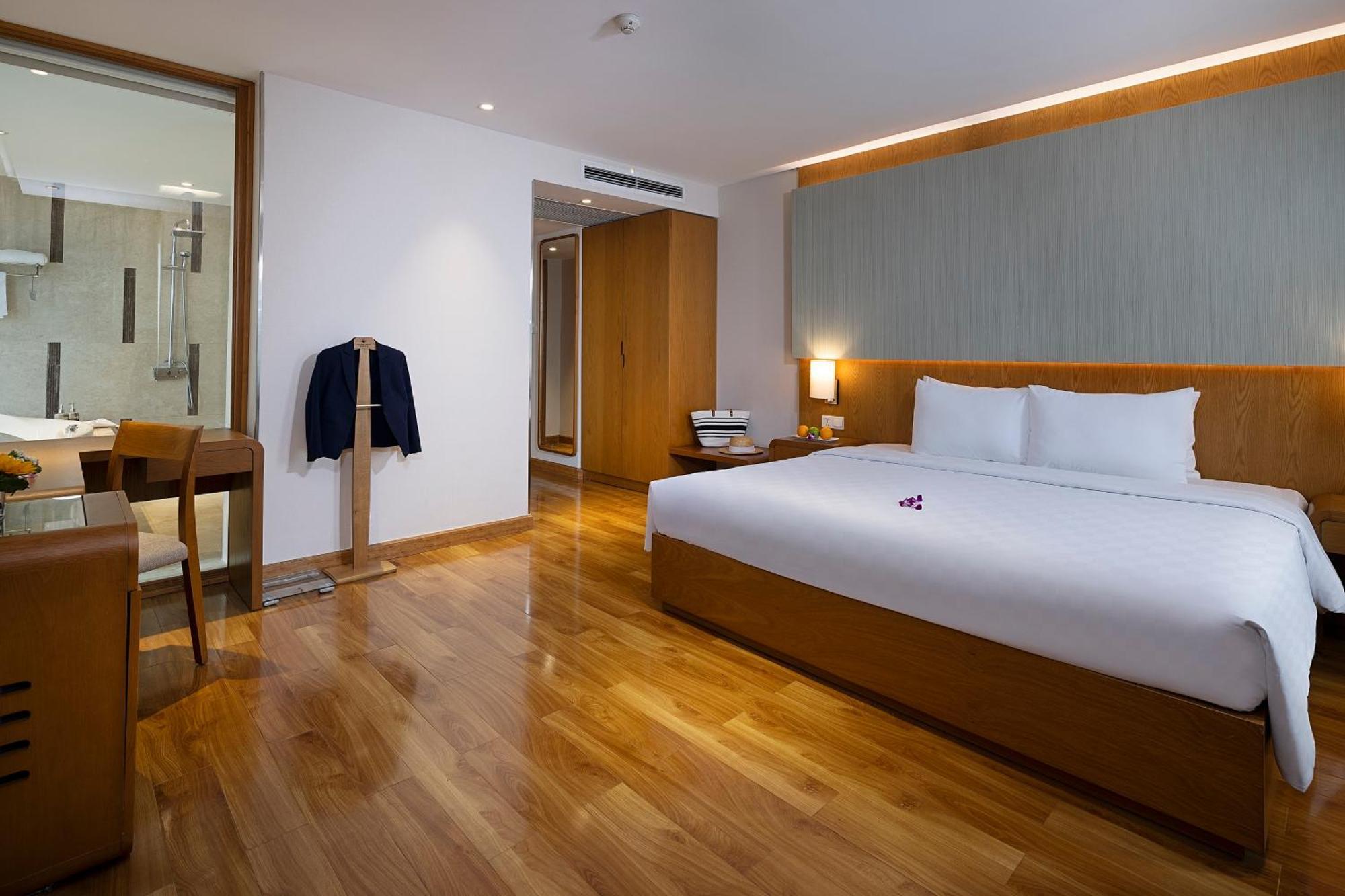 Elegant Corner Suite – Daily Afternoon & Mini Bar