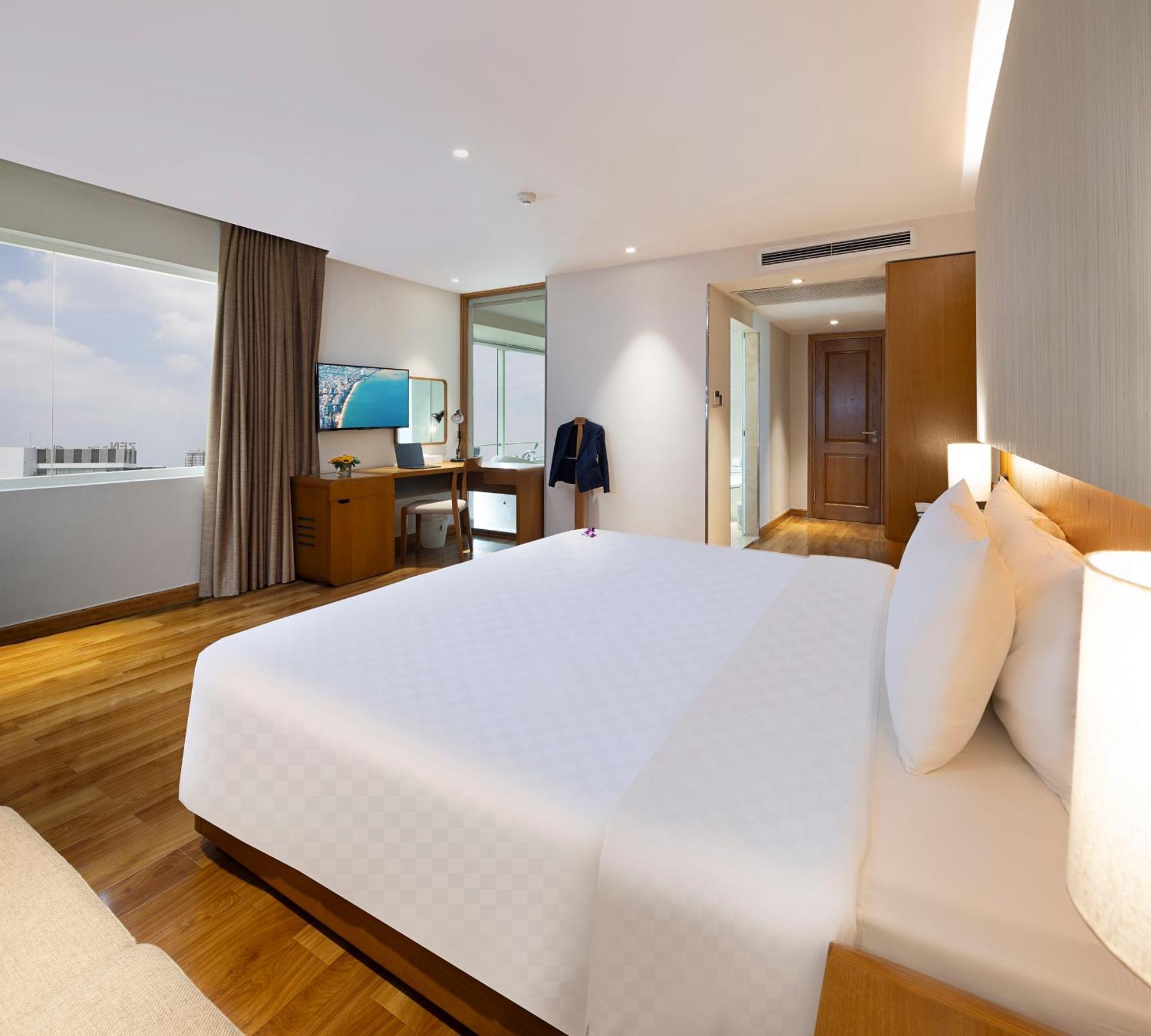 Elegant Corner Suite – Daily Afternoon & Mini Bar
