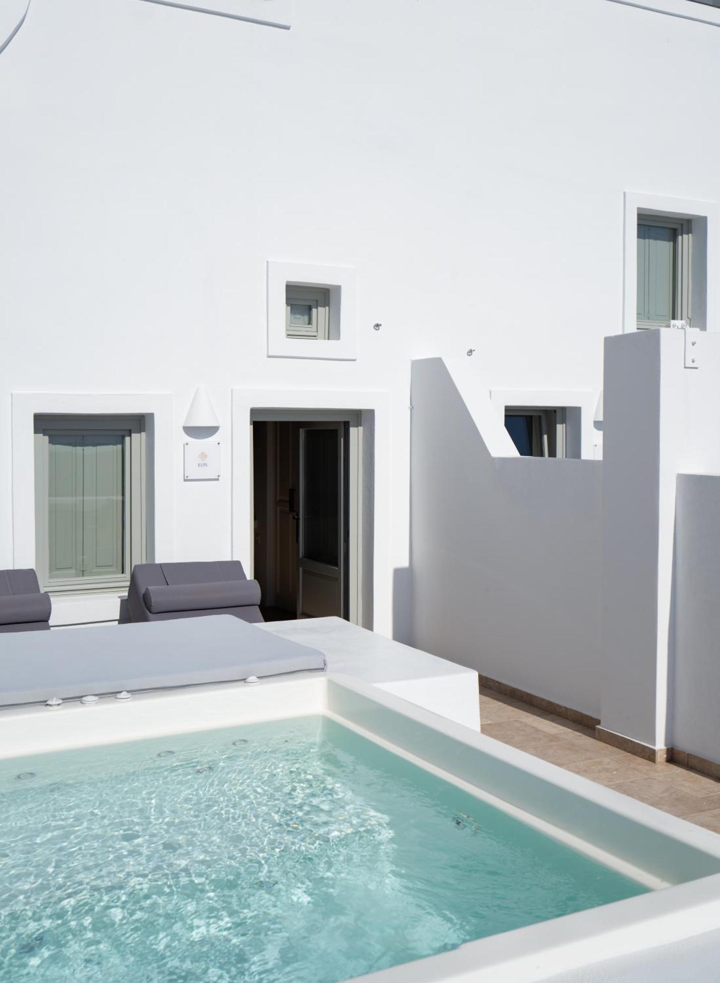 Eon Suite Outdoor Hot Tub Caldera View
